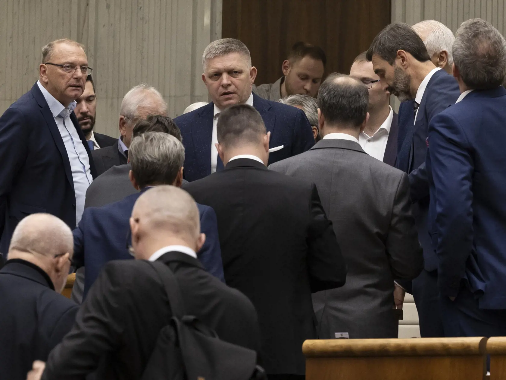 78. schôdza Národnej rady Slovenskej republiky počas ktorej sa poslanci rozhodujú o zotrvaní vlády Eduarda Hegera. Na snímke je Robert Fico.