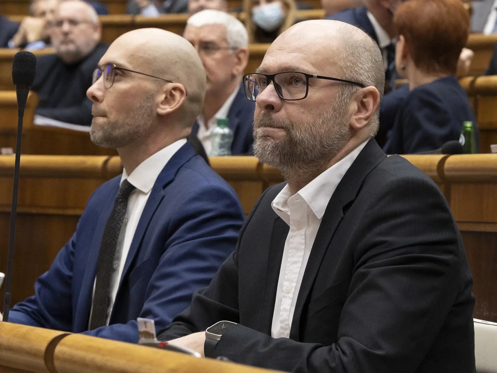 78. schôdza Národnej rady Slovenskej republiky počas ktorej sa poslanci rozhodujú o zotrvaní vlády Eduarda Hegera. Na snímke je Karol Galek a Richard Sulík.