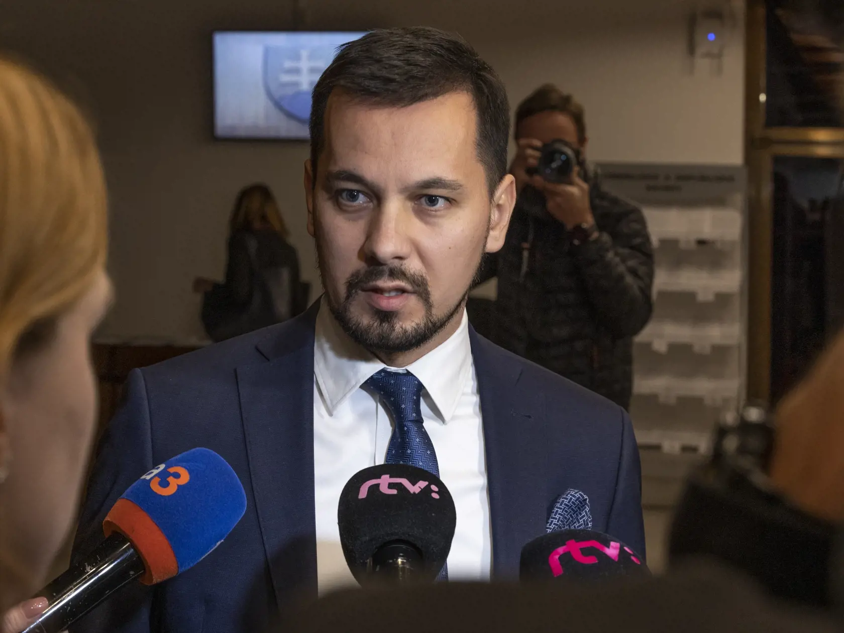 78. schôdza Národnej rady Slovenskej republiky počas ktorej sa poslanci rozhodujú o zotrvaní vlády Eduarda Hegera. Na snímke je Juraj Šeliga.