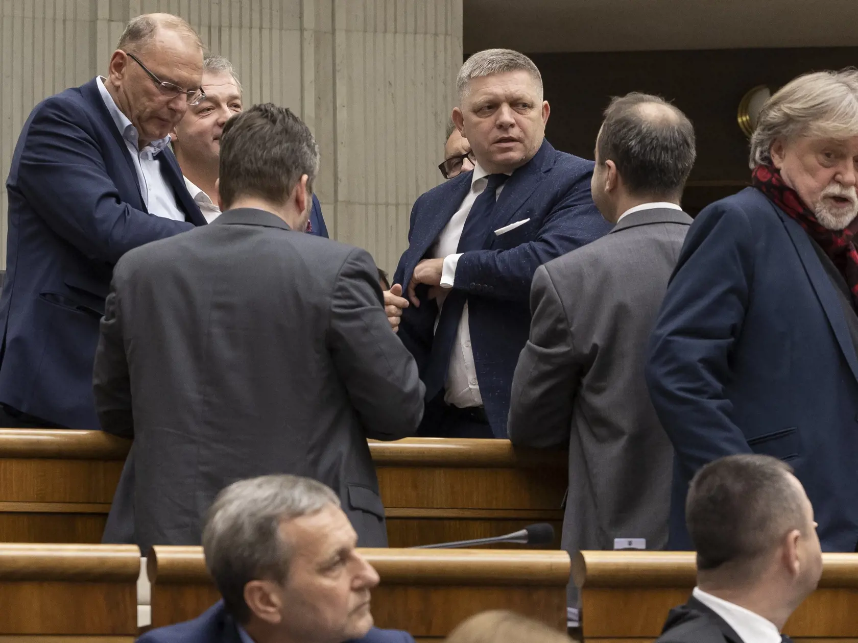 78. schôdza Národnej rady Slovenskej republiky počas ktorej sa poslanci rozhodujú o zotrvaní vlády Eduarda Hegera. Na snímke je Robert Fico.