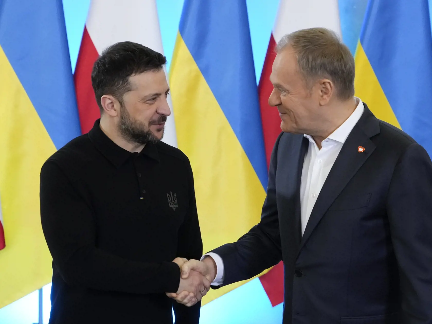 Ukrajinský prezident Volodymyr Zelenskyj (vľavo) si podáva ruku s poľským premiérom Donaldom Tuskom počas ich stretnutia vo Varšave 15. januára 2025. Zelenskyj dnes pricestoval do Poľska, ktoré 1. januára prevzalo šesťmesačné rotujúce predsedníctvo v Rade EÚ.