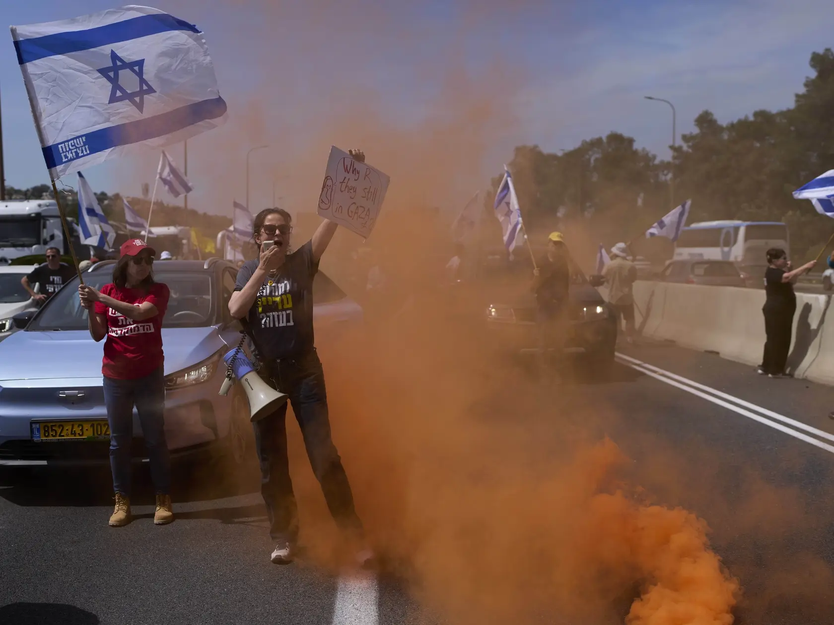 JB 34 Jeruzalem - Izraelčania blokujú diaľnicu medzi Jeruzalemom a Tel Avivom počas protestu proti vláde izraelského premiéra Benjamina Netanjahua za rozhodnutie obnoviť boje v Pásme Gazy a vyzývajúceho na návrat izraelských rukojemníkov zadržiavaných Hamasom v Pásme Gazy domov v Jeruzaleme 26. marca 2025. FOTO TASR/AP



Israelis block a highway between Jerusalem and Tel Aviv in a protest against Prime Minister Benjamin Netanyahu's government, demanding the realese of the hostages held by Hamas in the Gaza Strip, Wednesday, March 26, 2025. (AP Photo/Ohad Zwigenberg)