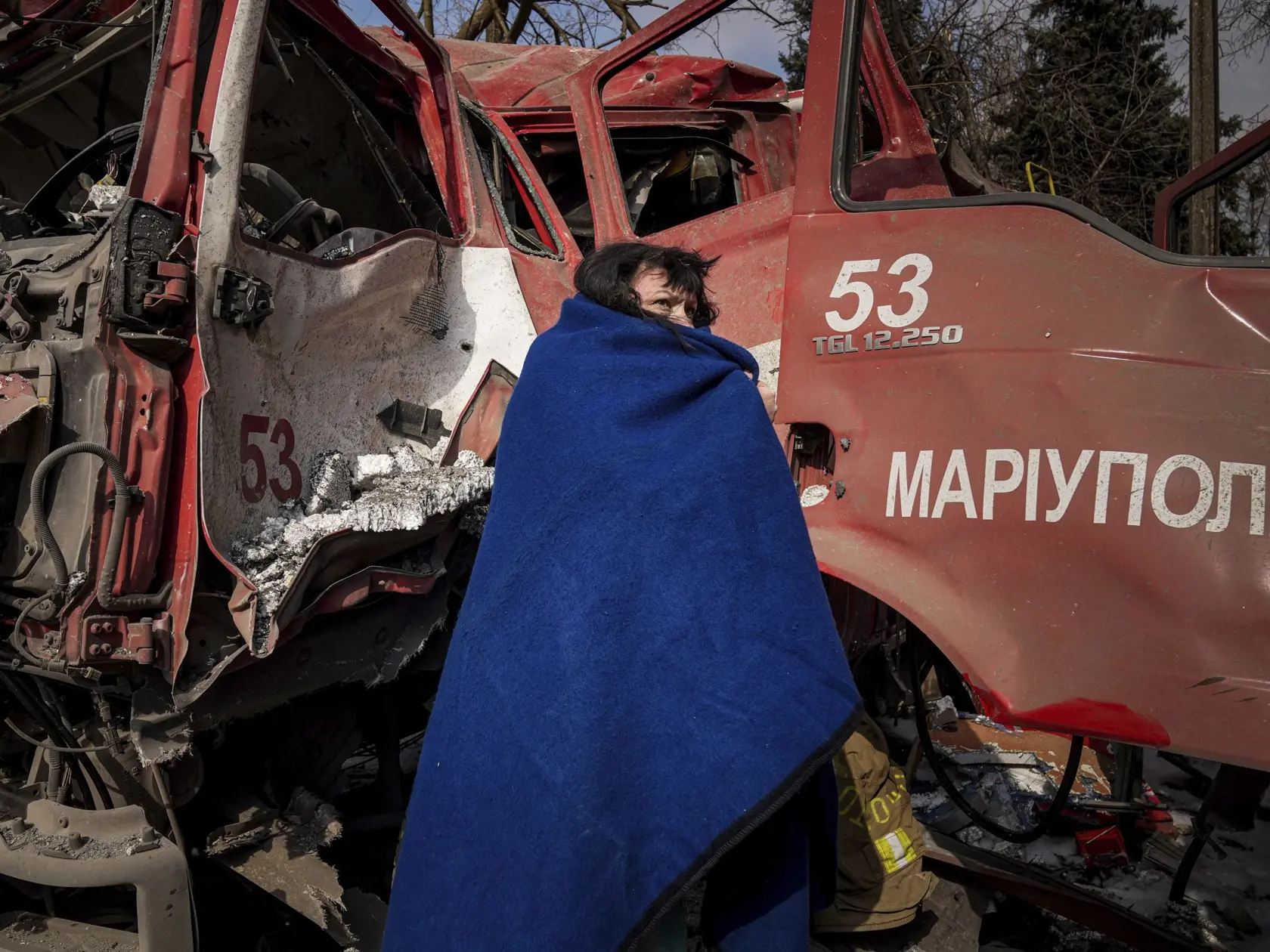 WA 91 Mariupol - Žena sa prikrýva dekou pri zničenom hasičskom aute po ostreľovaní v Mariupole počas pätnásteho dňa ruskej invázie na Ukrajine vo štvrtok 10. marca 2022. FOTO TASR/AP  

A woman covers herself with a blanket near a damaged fire truck after shelling in Mariupol, Ukraine, Thursday, March 10, 2022. (AP Photo/Evgeniy Maloletka)