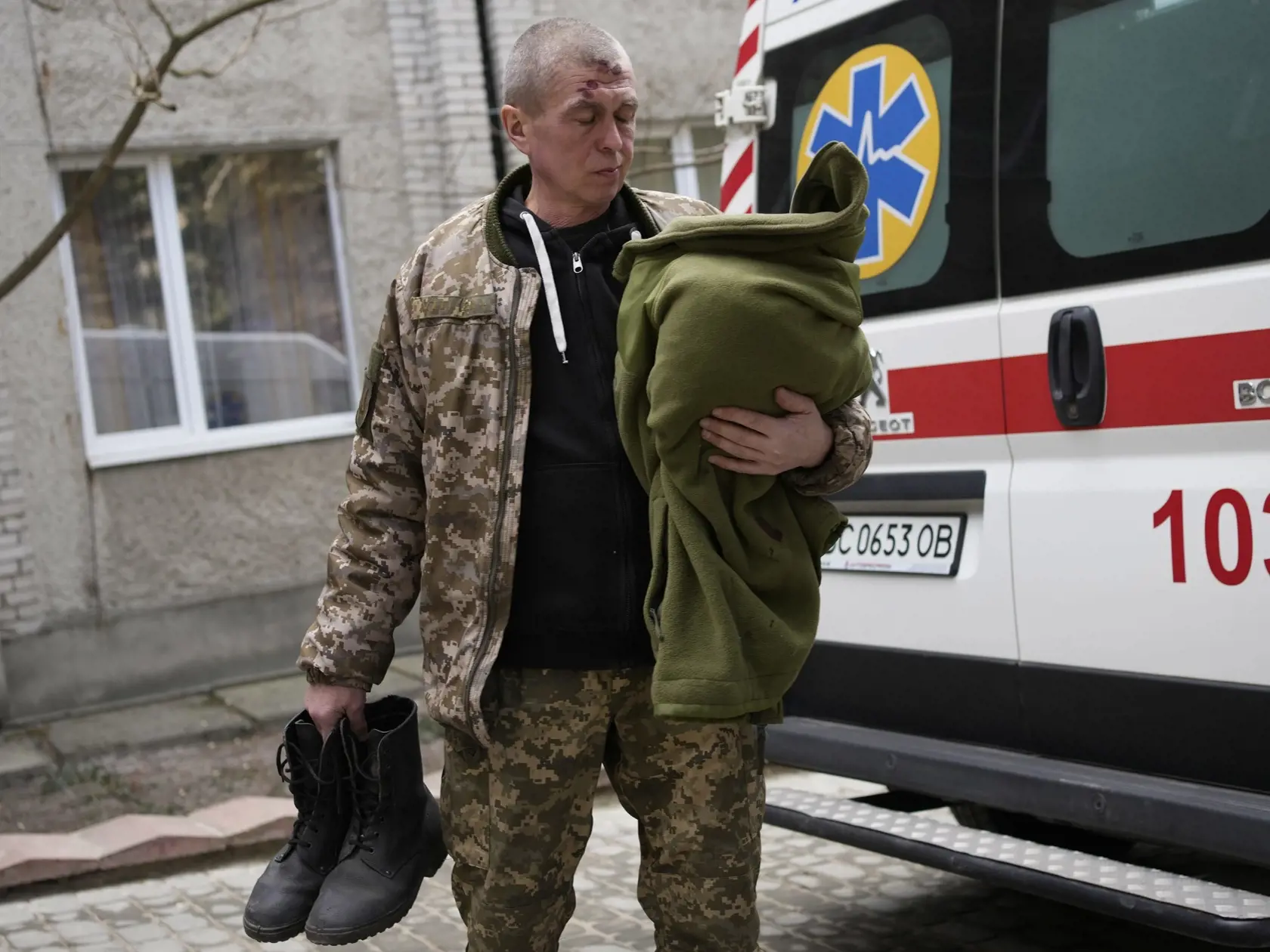 WA 54 Novojavorivsk - Zranený muž drží svoje veci a stojí vedľa sanitky pred nemocnicou v meste Novojavorivsk na západe Ukrajiny počas 18. dňa ruskej invázie na Ukrajinu v nedeľu 13. marca 2022. FOTO TASR/AP 

An injured man holds his belongings as he stands next to an ambulance at a local hospital in Novoiavorisk, western Ukraine, Sunday, March 13, 2022. Local officials in western Ukraine say a Russian airstrike has hit a military training base that has hosted NATO drills. (AP Photo/Bernat Arma