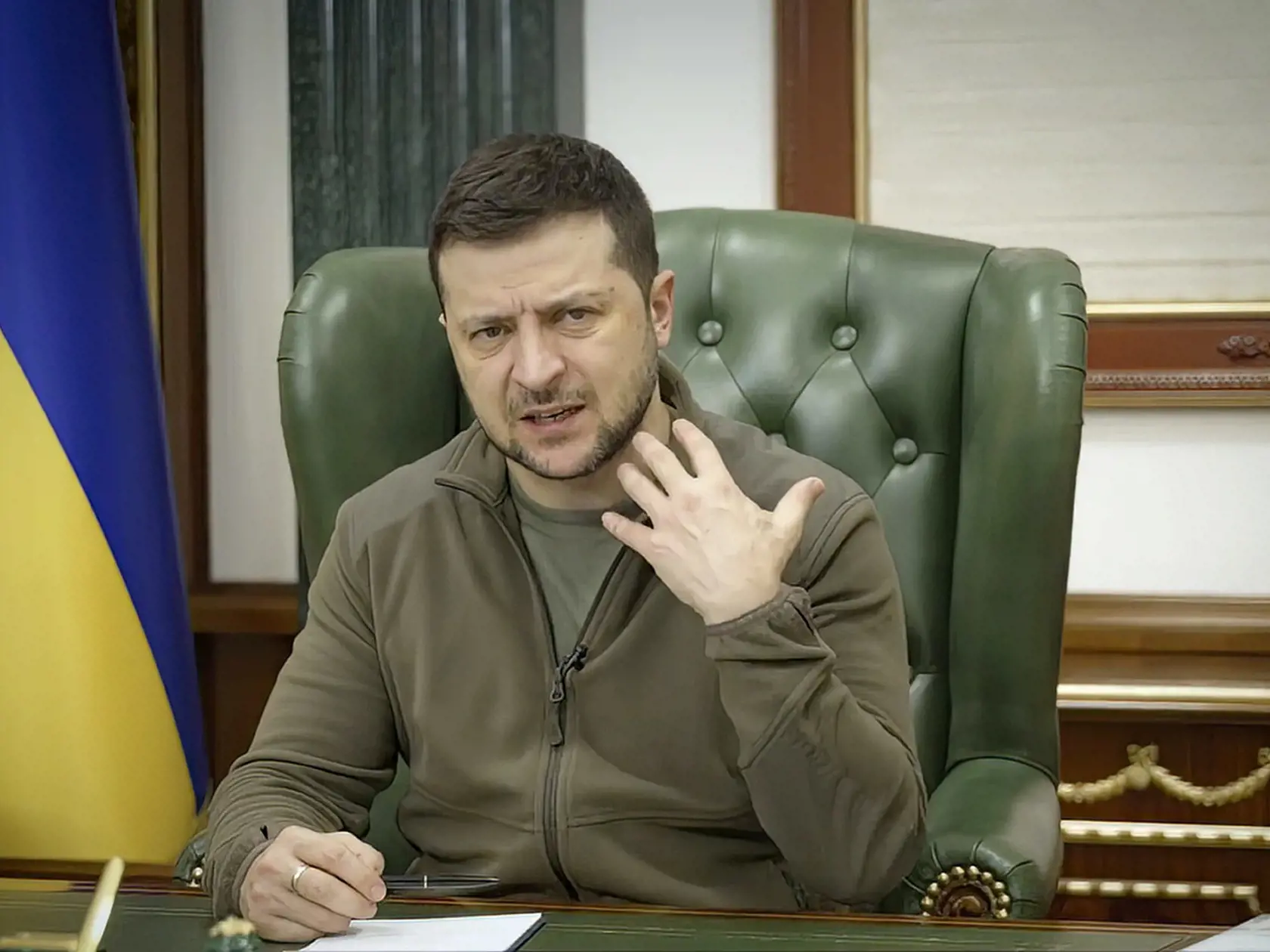 WA 89 Kyjev - Ukrajinský prezident Volodymyr Zelenskyj gestikuluje vo videu v Kyjeve, ktoré prezidentský úrad zverejnil na sociálnej sieti Facebook v sobotu v12. marca 2022. FOTO TASR/AP

In this image from video provided by the Ukrainian Presidential Press Office and posted on Facebook early Saturday, March 12, 2022, Ukrainian President Volodymyr Zelenskyy speaks in Kyiv, Ukraine. (Ukrainian Presidential Press Office via AP)