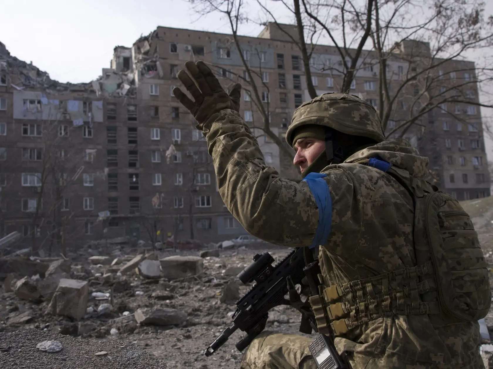 WA 47 Mariupol - Ukrajinský vojak kráča ulicami v obliehanom prístavnom meste Mariupol na juhovýchode Ukrajiny počas 17. dňa ruskej invázie na Ukrajine v sobotu 12. marca 2022. Ruské sily ostreľujú mariupol už viac než týždeň. Obyvatelia sú bez elektriny, plynu či vody. FOTO TASR/AP  

A Ukrainian serviceman guards his position in Mariupol, Ukraine, Saturday, March 12, 2022. Ukrainian military says Russian forces have captured the eastern outskirts of the besieged city of Mariupol. In a Facebook