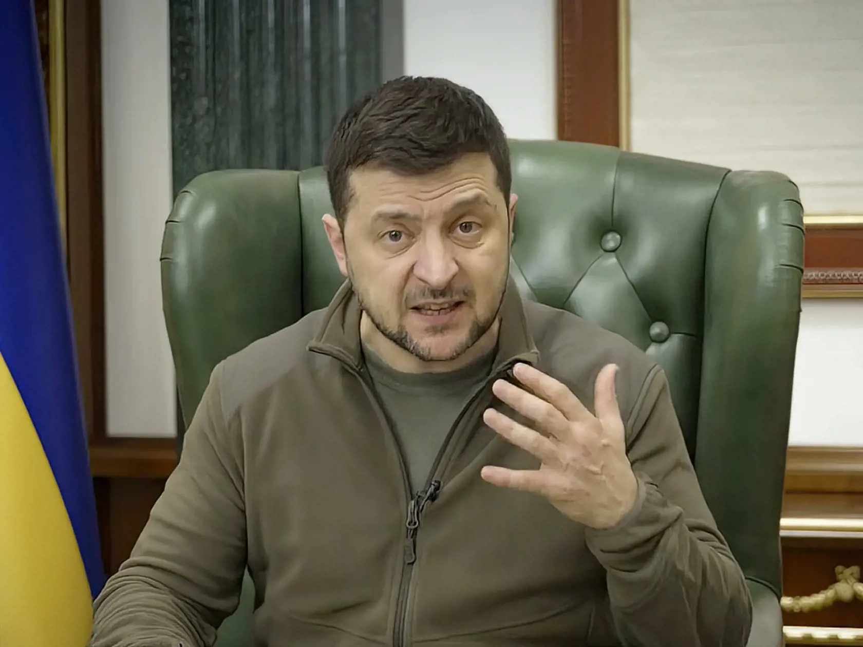 WA 7 Kyjev - Ukrajinský prezident Volodymyr Zelenskyj gestikuluje vo videu v Kyjeve, ktoré prezidentský úrad zverejnil na sociálnej sieti Facebook v sobotu v12. marca 2022. FOTO TASR/AP

In this image from video provided by the Ukrainian Presidential Press Office and posted on Facebook early Saturday, March 12, 2022, Ukrainian President Volodymyr Zelenskyy speaks in Kyiv, Ukraine. (Ukrainian Presidential Press Office via AP)