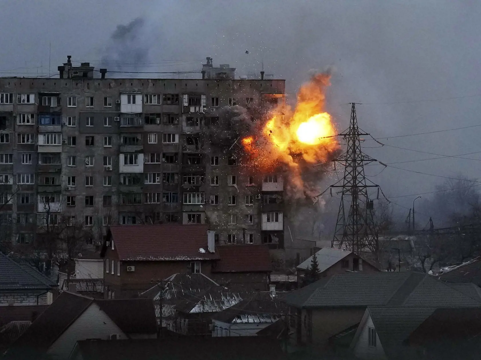 WA 46 Mariupol - Výbuch, ktorý zasiahol činžiak po streľbe ruského tanku v prístavnom meste Mariupol počas 16. dňa ruskej invázie na Ukrajine v piatok 11. marca 2022. FOTO TASR/AP 
  
An explosion is seen in an apartment building after Russian's army tank fires in Mariupol, Ukraine, Friday, March 11, 2022. (AP Photo/Evgeniy Maloletka)