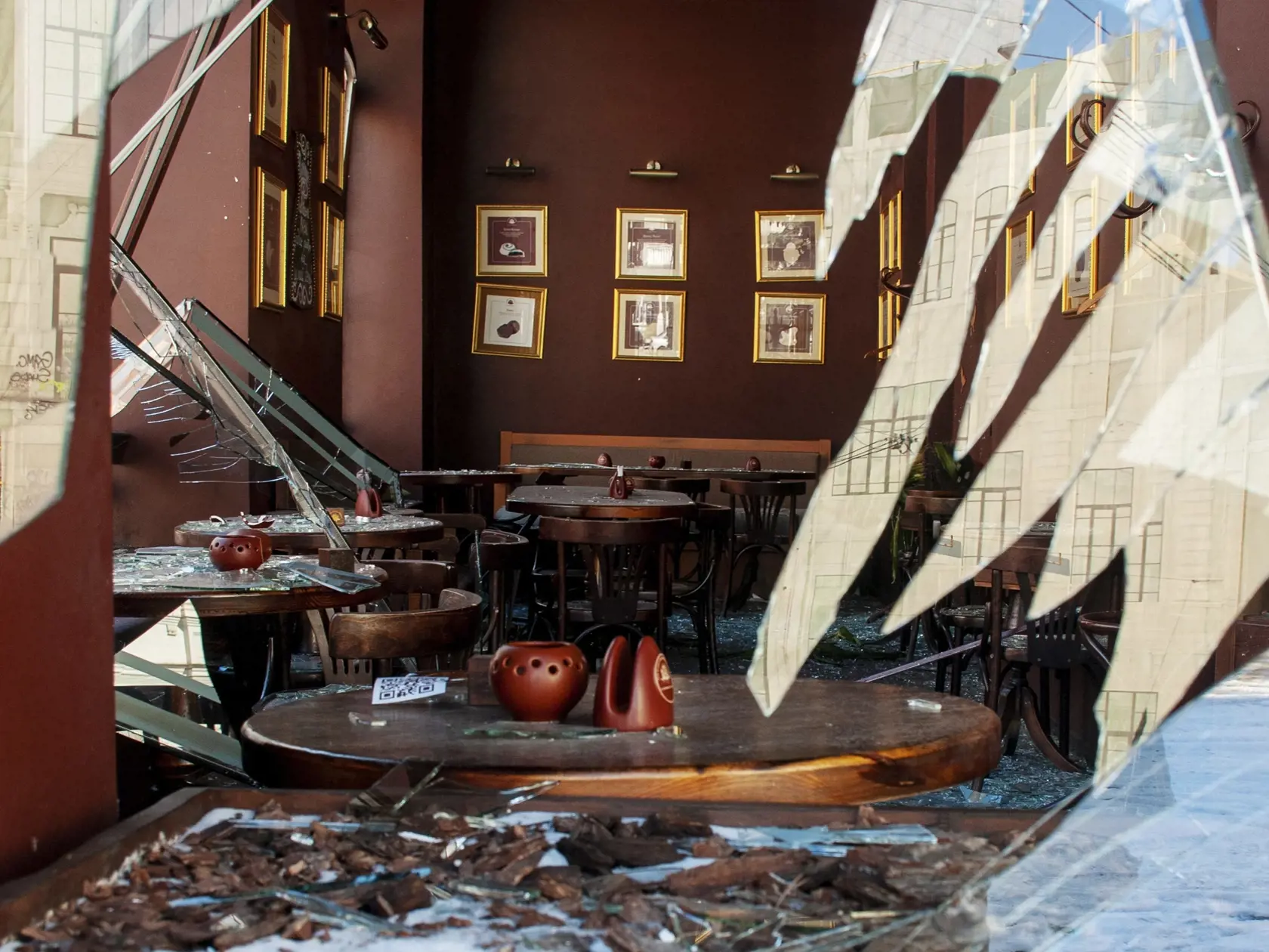 WA 68 Charkov - Na snímke kaviareň po ostreľovaní v Charkove počas 17. dňa ruskej invázie na Ukrajine v sobotu 12. marca 2022. FOTO TASR/AP 

A view of damage caused by shelling at a cafe, in Kharkiv, Ukraine, Saturday, March 12, 2022. (AP Photo/Andrew Marienko)