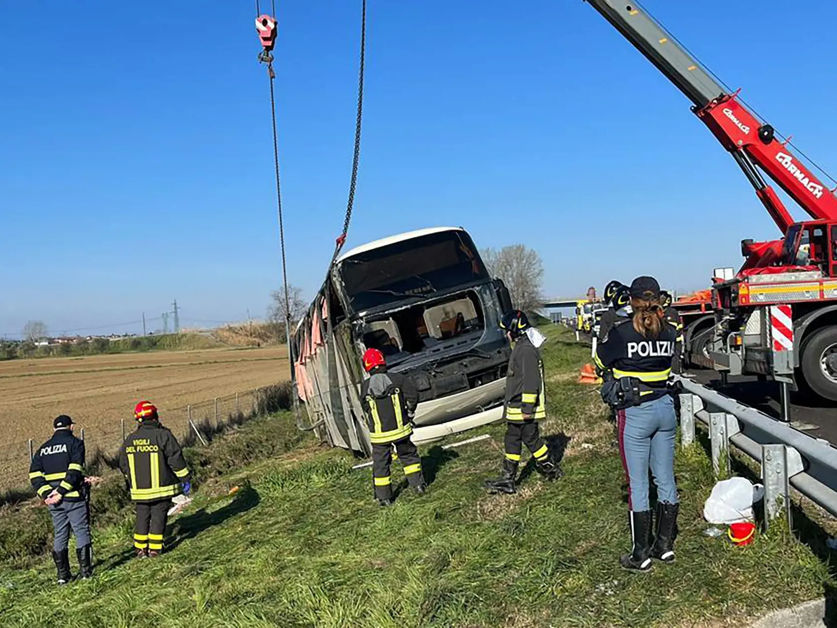 WA 27 Forli - Na snímke autobus, ktorý havaroval na diaľnici neďaleko mesta Forli na severe Talianska v skorých ranných hodinách v nedeľu 13. marca 2022. Pri nehode autobusu, ktorý prevážal približne 50 utečencov z Ukrajiny, prišla o život jedna žena a niekoľko ďalších osôb utrpelo zranenia. Informoval o tom verejnoprávny rozhlas RAI. FOTO TASR/AP  

In this image made available by the Italian Interior Ministry, police and rescue services attend the scene of a bus crash near Forli, Italy, Sunday
