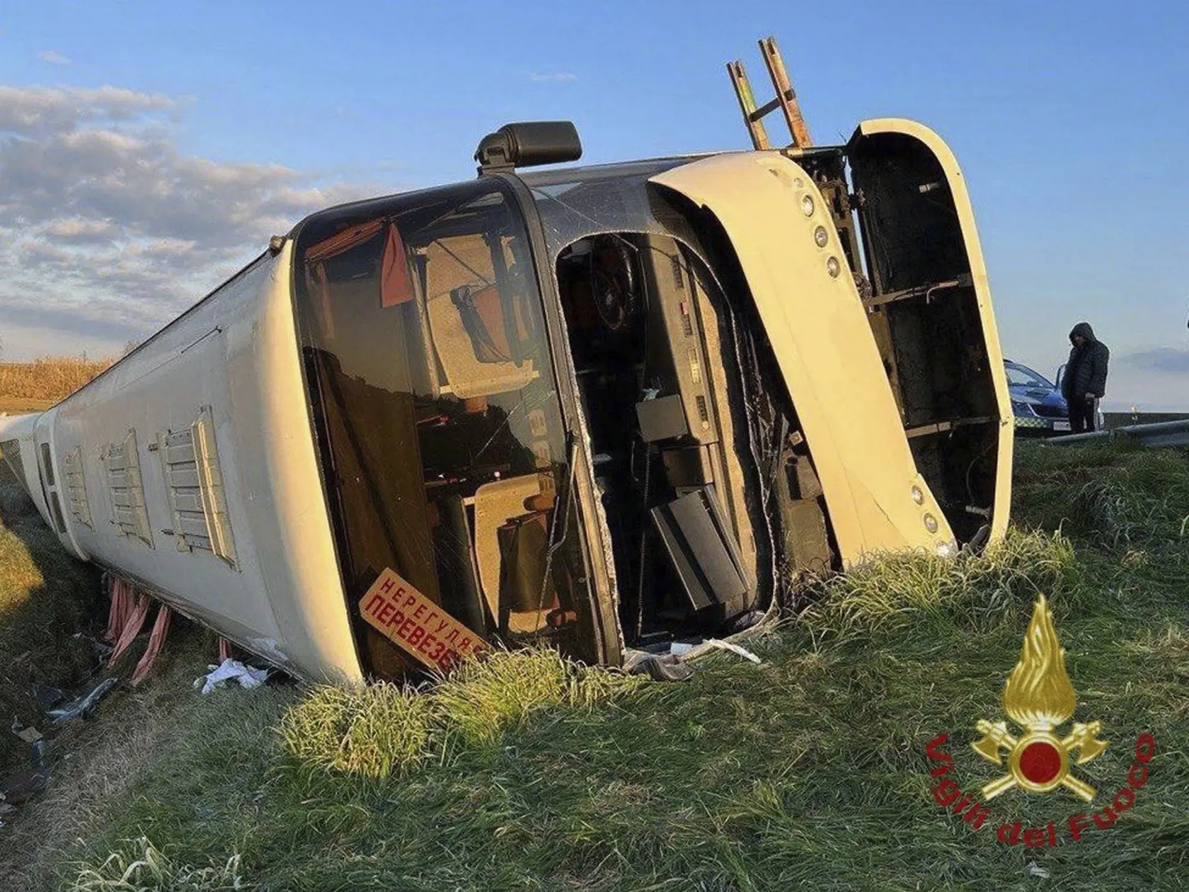 WA 15 Forli - Na snímke autobus, ktorý havaroval na diaľnici neďaleko mesta Forli na severe Talianska v skorých ranných hodinách v nedeľu 13. marca 2022. Pri nehode autobusu, ktorý prevážal zhruba 50 utečencov z Ukrajiny, prišla o život jedna žena a niekoľko ďalších osôb utrpelo zranenia. Informoval o tom verejnoprávny rozhlas RAI. FOTO TASR/AP  

A bus lies on its side after overturning near Forli, Italy, Sunday, March 13, 2022. Italian state radio says that a bus carrying about 50 refugees fro