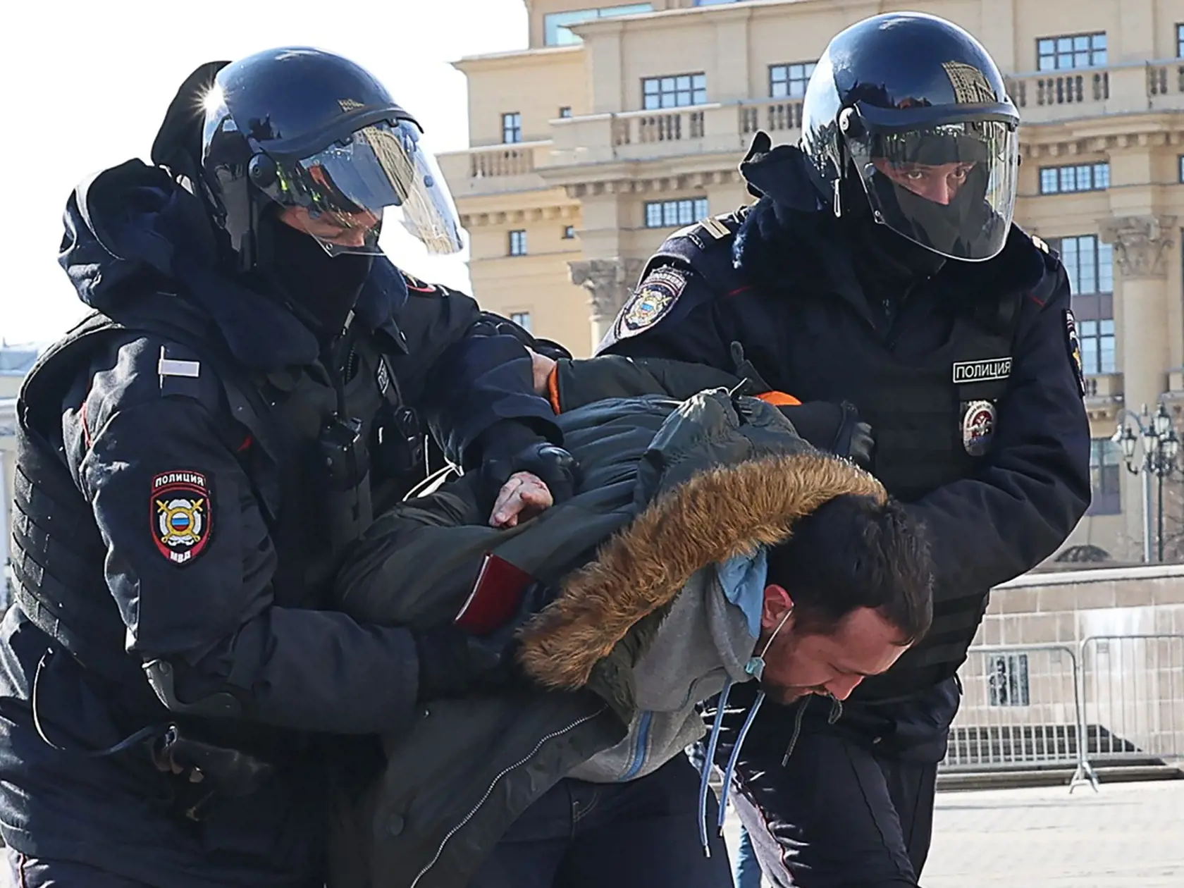 Protesty proti vojne na Ukrajine sa v Rusku končia zatýkaním demonštrantov.