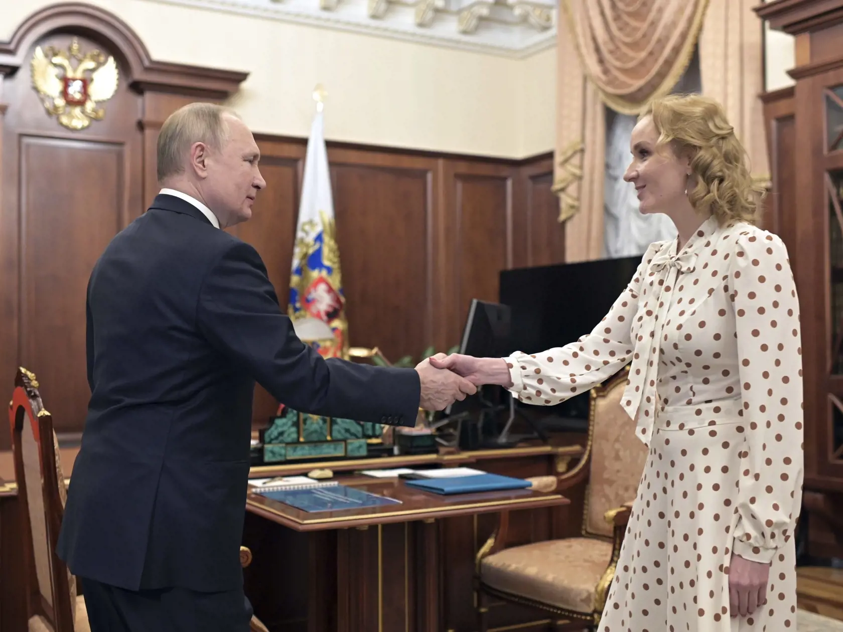 EBE 18 Moskva - Na snímke zľava ruský prezident Vladimir Putin a prezidentská komisárka pre práva detí Marija Ľvovová-Belovová počas stretnutia v Kremli v Moskve v stredu 9. marca 2022. FOTO TASR/AP


Russian President Vladimir Putin shakes hands with Presidential Commissioner for Children's Rights Maria Lvova-Belova at the Kremlin, Russia, on Wednesday, March 9, 2022. (Mikhail Klimentyev, Sputnik, Kremlin Pool Photo via AP)