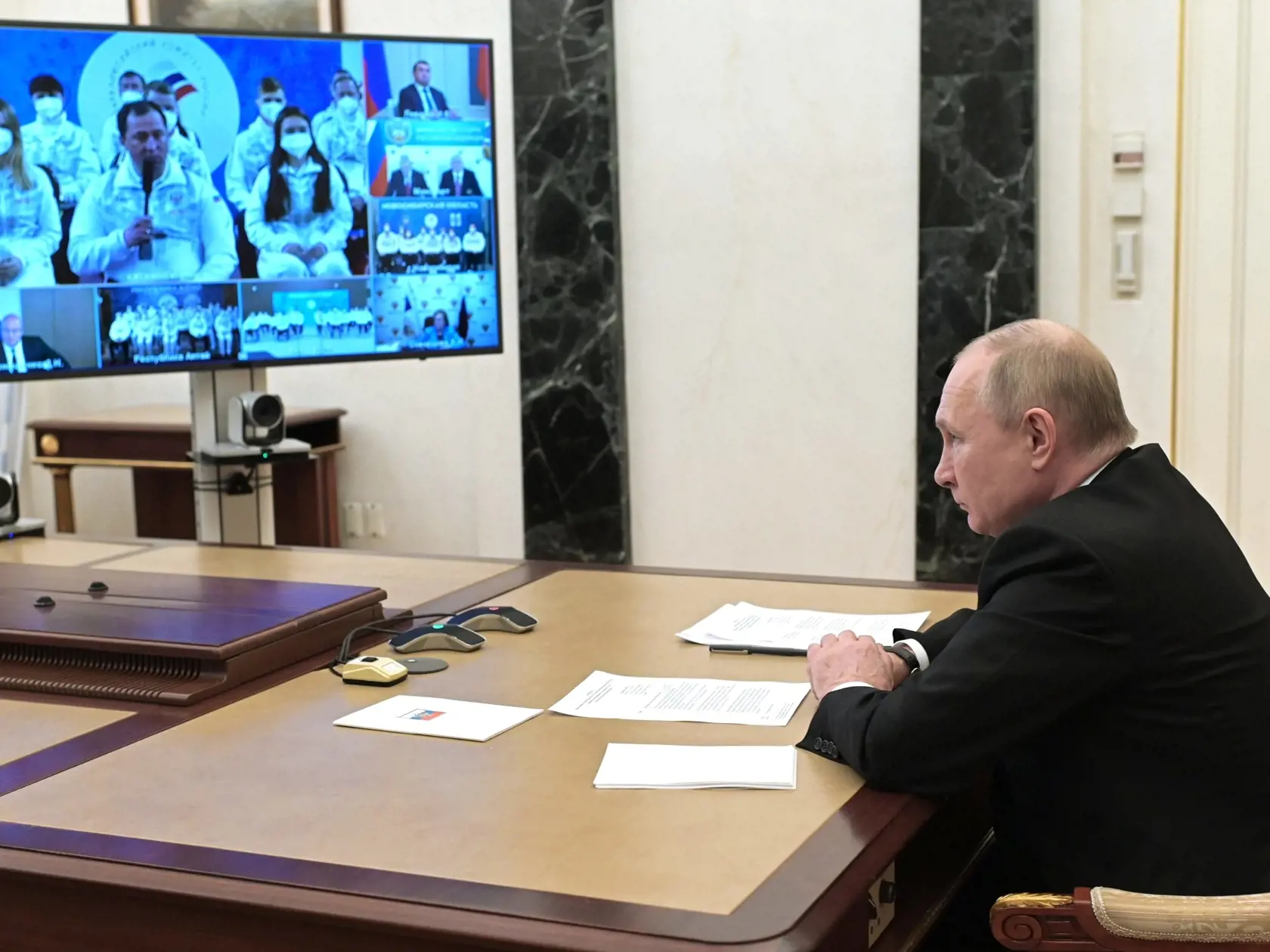 KK21 archív Moskva - Na archívnej snímke z 21. februára 2022 v Moskve ruský prezident Vladimir Putin počas videokonferencie s členmi ruského paralympijského tímu pred zimnou paralympiádou v Pekingu. Športovci z Ruska ani Bieloruska nakoniec nemôžu súťažiť na zimných paralympijských hrách v Pekingu. Medzinárodný paralympijský výbor (MPV) im zakázal účasť len deň pred otváracím ceremoniálom, keď zmenil svoje predchádzajúce rozhodnutie, že reprezentanti týchto krajín sa na podujatí môžu zúčastniť p