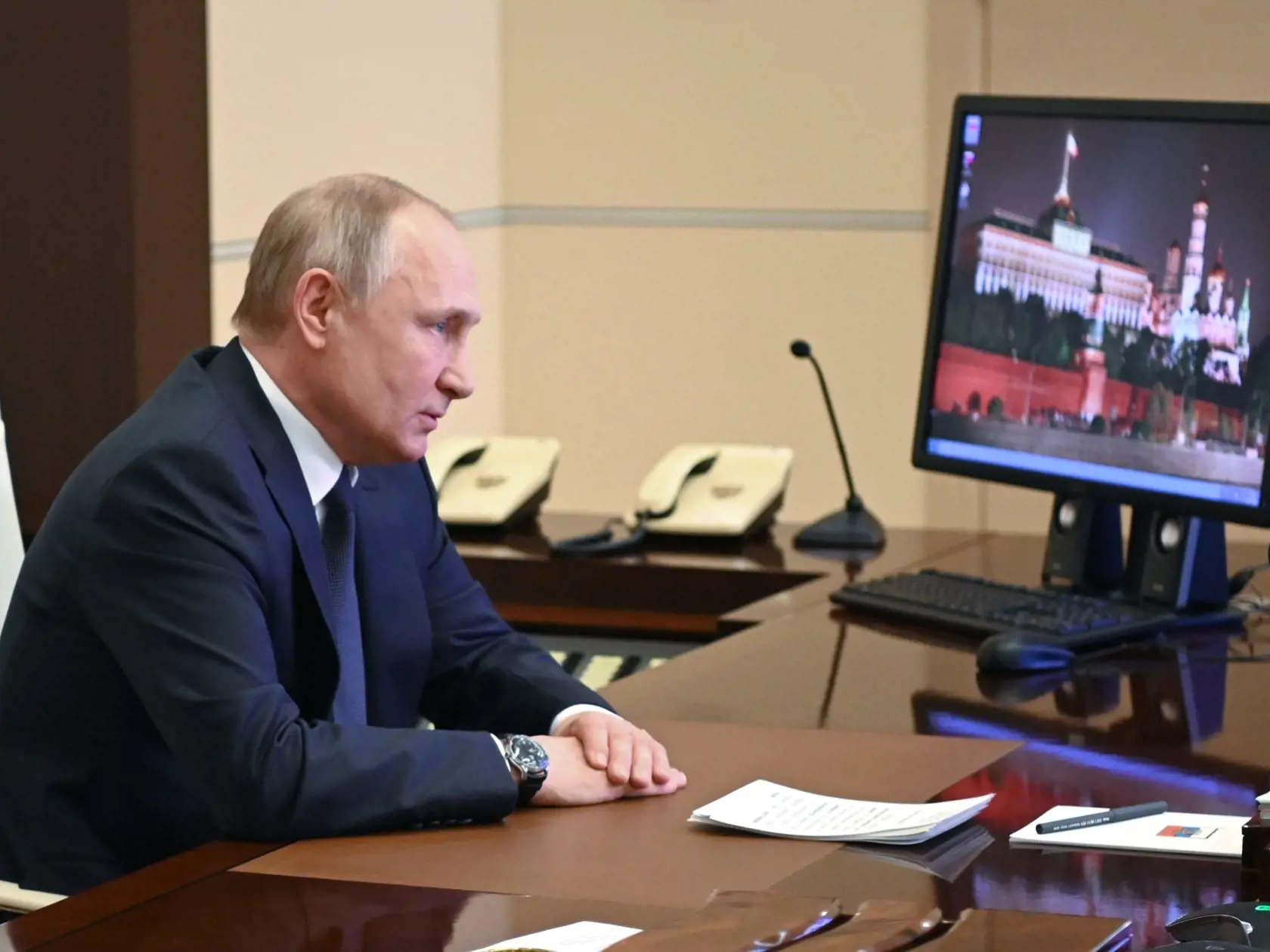 JB 40 Moskva - Ruský prezident Vladimir Putin predsedá zasadnutiu Bezpečnostnej rady prostredníctvom videokonferencie v jeho rezidencii Novo-Ogarjovo pri Moskve 3. marca 2022. FOTO TASR/AP

Russian President Vladimir Putin chairs a Security Council meeting via videoconference at the Novo-Ogaryovo residence outside Moscow, Russia, Thursday, March 3, 2022. (Andrei Gorshkov, Sputnik, Kremlin Pool Photo via AP)