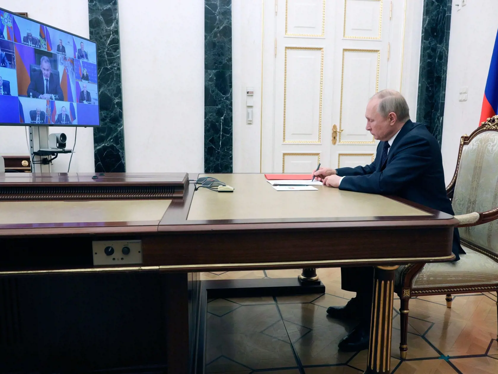 JB 38 Moskva - Ruský prezident Vladimir Putin predsedá zasadnutiu Bezpečnostnej rady prostredníctvom videokonferencie v  Moskve 11. marca 2022. FOTO TASR/AP

Russian President Vladimir Putin attends a Security Council meeting via video-conference in Moscow, Russia, Friday, March 11, 2022. (Mikhail Klimentyev, Sputnik, Kremlin Pool Photo via AP)