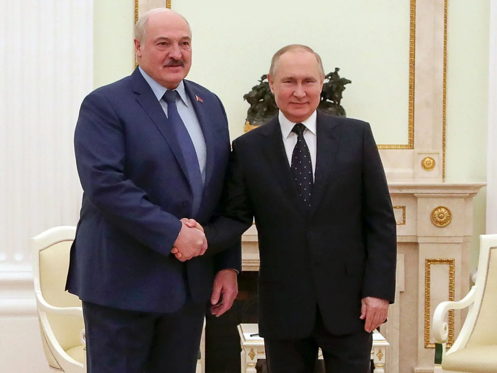 Teórii, že Putin má chorobný strach z kontaktu s inými ľuďmi, odporuje fakt, že si ruský prezident (vpravo) pred niekoľkými dňami osobne podal ruku s bieloruským prezidentom Alexandrom Lukašenkom počas ich stretnutia v  Moskve 11. marca 2022.