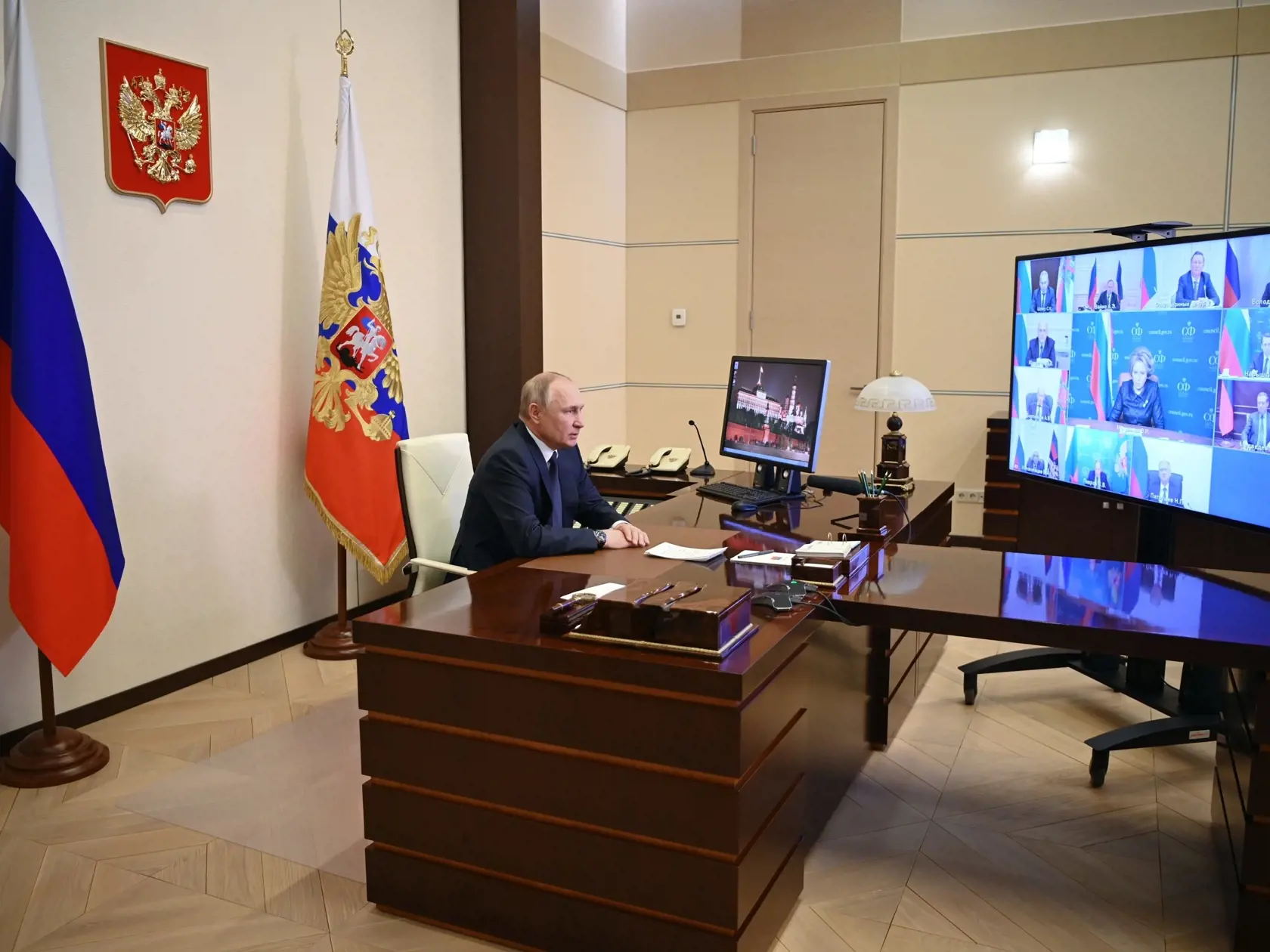 JB 43 Moskva - Ruský prezident Vladimir Putin predsedá zasadnutiu Bezpečnostnej rady prostredníctvom videokonferencie v jeho rezidencii Novo-Ogarjovo pri Moskve 3. marca 2022. FOTO TASR/AP

Russian President Vladimir Putin chairs a Security Council meeting via videoconference at the Novo-Ogaryovo residence outside Moscow, Russia, Thursday, March 3, 2022. (Andrei Gorshkov, Sputnik, Kremlin Pool Photo via AP)