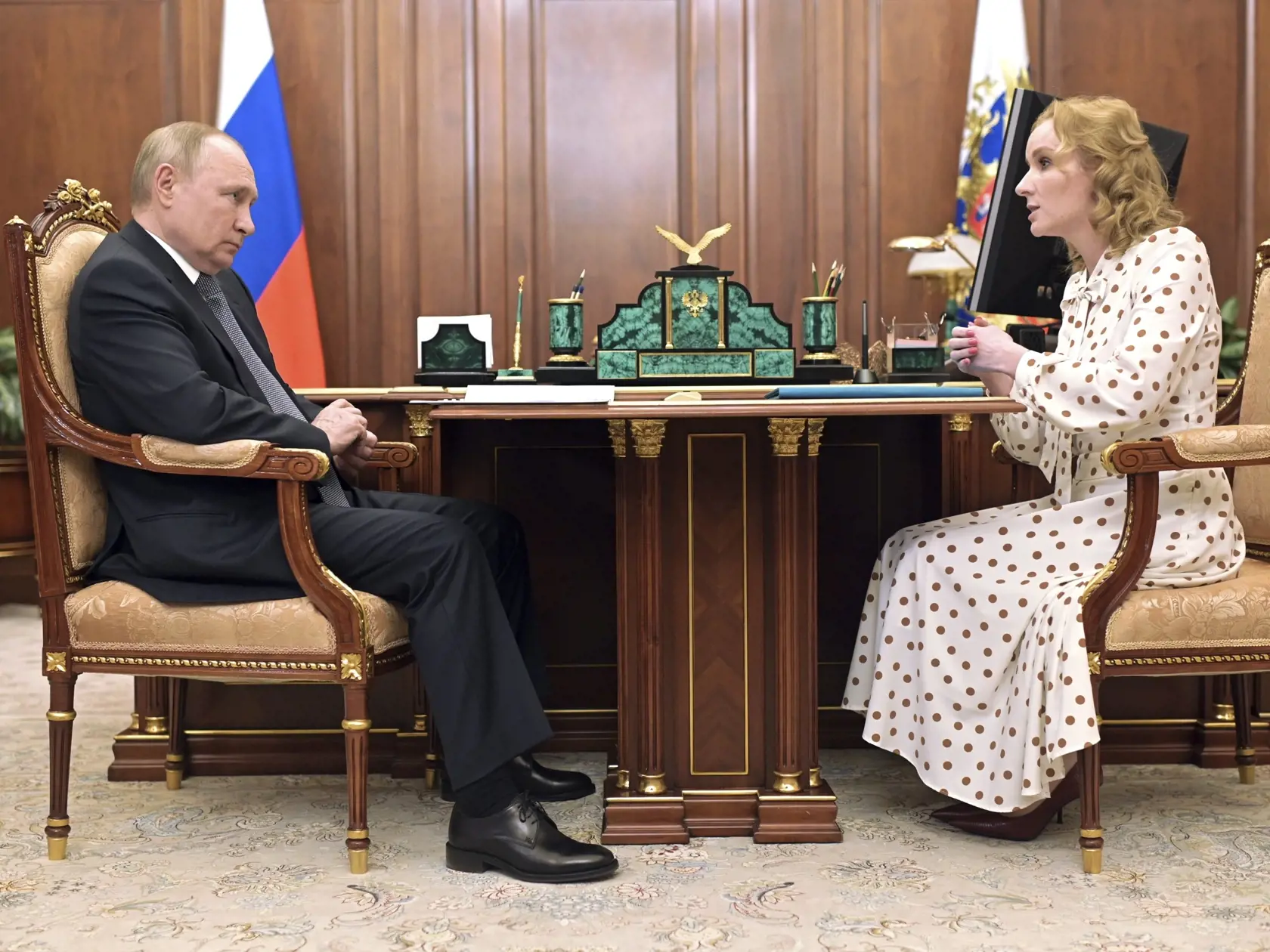 EBE 19 Moskva - Na snímke zľava ruský prezident Vladimir Putin a prezidentská komisárka pre práva detí Marija Ľvovová-Belovová počas stretnutia v Kremli v Moskve v stredu 9. marca 2022. FOTO TASR/AP


Russian President Vladimir Putin meets with Presidential Commissioner for Children's Rights Maria Lvova-Belova at the Kremlin, Russia, on Wednesday, March 9, 2022. (Mikhail Klimentyev, Sputnik, Kremlin Pool Photo via AP)