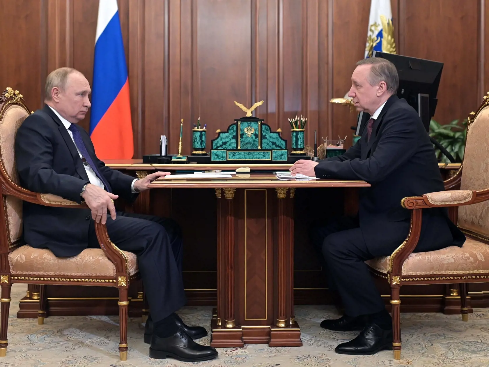 JB 3 Moskva - Ruský prezident Vladimir Putin (vľavo) sedí pri stole s guvernérom Petrohradu Alexandrom Beglovom počas ich stretnutia v Kremli v Moskve 1. marca 2022. FOTO TASR/AP

Russian President Vladimir Putin, left, sits at a table with St. Petersburg's governor Alexander Beglov during their meeting in the Kremlin in Moscow, Russia, Tuesday, March 1, 2022. (Alexei Nikolsky, Sputnik, Kremlin Pool Photo via AP)