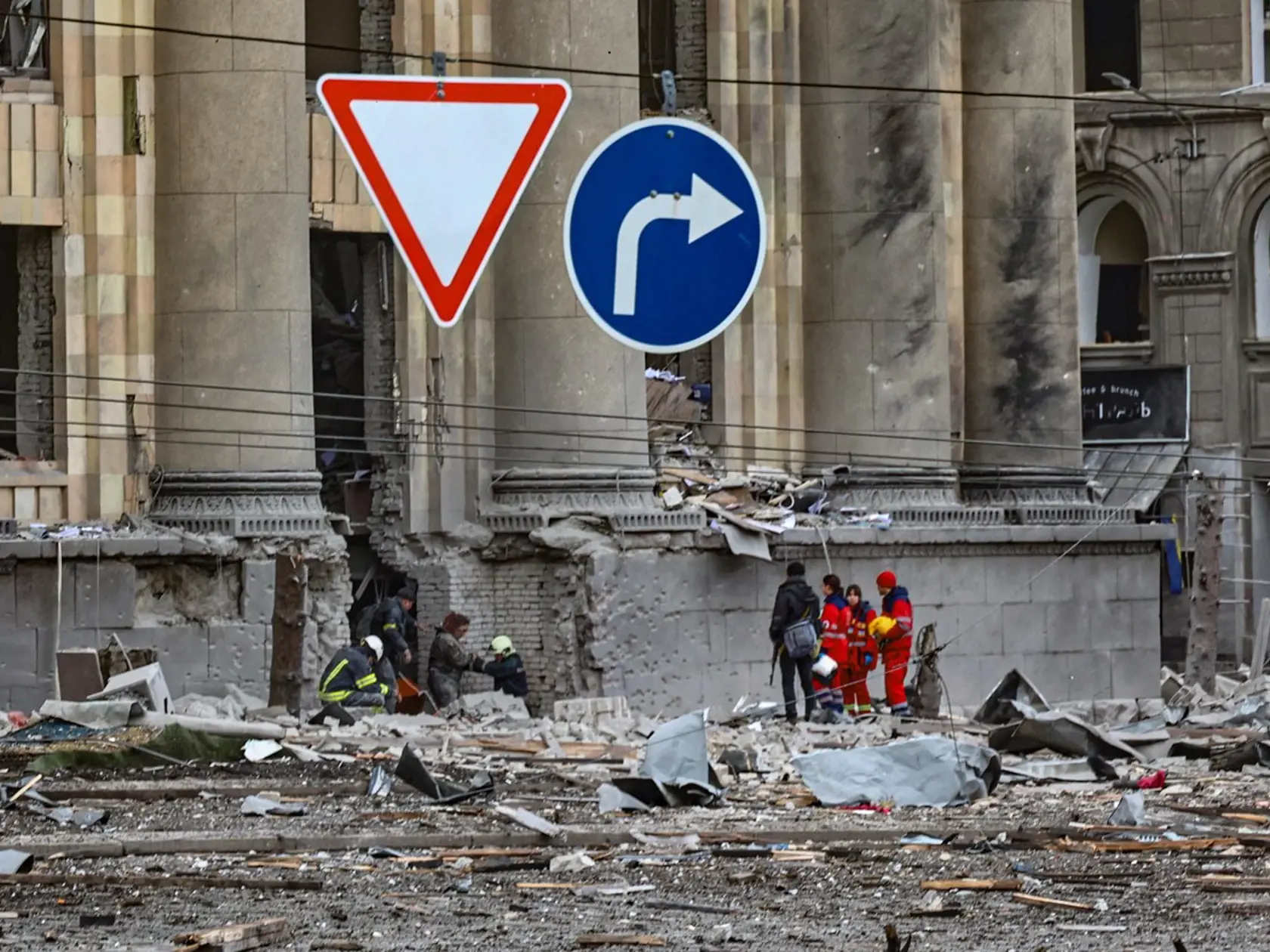 Následky bombardovania ukrajinského mesta Charkov Rusmi 1. marca 2022.