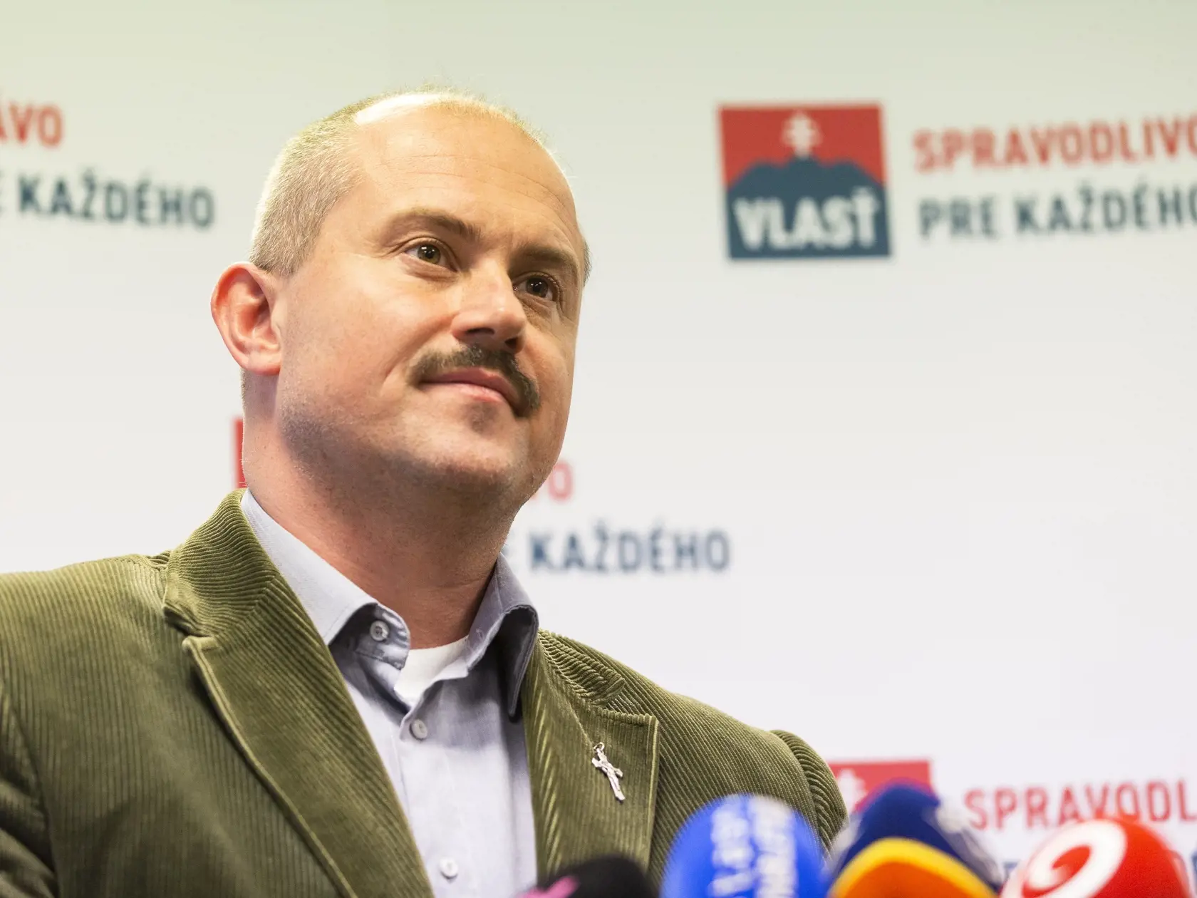 Na snímke predseda strany ĽSNS Marian Kotleba počas tlačovej konferencie po rokovaní s lídrom mimoparlamentnej strany Vlasť Štefanom Harabinom v centrále strany Vlasť v Bratislave 14. novembra 2019. FOTO TASR – Jaroslav Novák