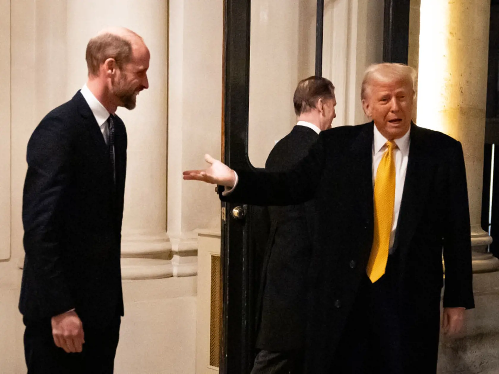 Už samotné privítanie bolo vskutku nezvyčajné. Trump otvoril dvere a nadšene zvolal na princa Williama: „Rád vás vidím.“ Toto neformálne gesto nastavilo tón celého stretnutia.
