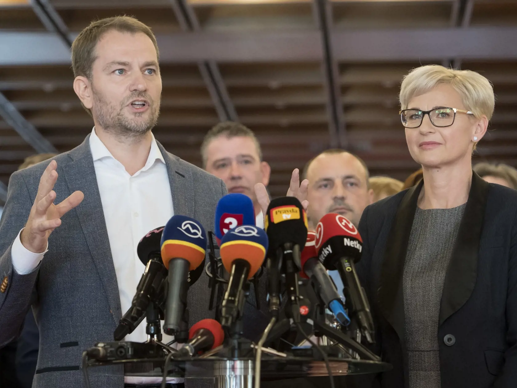Na snímke líder OĽaNO Igor Matovič (vľavo) predstavuje kandidačnú listinu OĽaNO do budúcoročných parlamentných volieb v Bratislave 3. decembra 2019. Pedagogička Mária Šofranko (vpravo) povedie kandidátku OĽaNO. Z čísla dva bude kandidovať odborník hnutia na obranu Jaroslav Naď, nasleduje bývalý policajný vyšetrovateľ Lukáš Kyselica. Líder hnutia Igor Matovič, ktorý bude kandidovať z posledného 150. miesta. FOTO TASR - Martin Baumann 