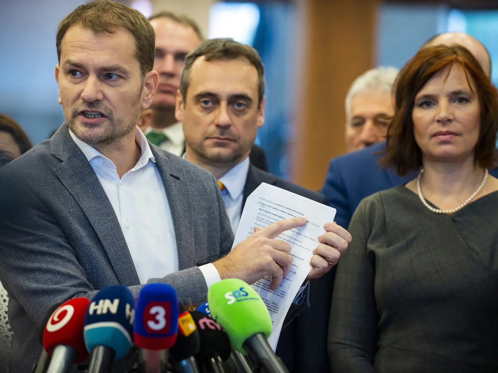 Novinárom prišla takáto tlačová správa: Tlačová konferencia zástupcov demokratickej opozície sa uskutoční v stredu 27. novembra o 10.00 h v presscentre Národnej rady SR na Námestí A. Dubčeka 1 v Bratislave. Téma: Podpisy vyzbierané. Zvolávame mimoriadnu schôdzu.