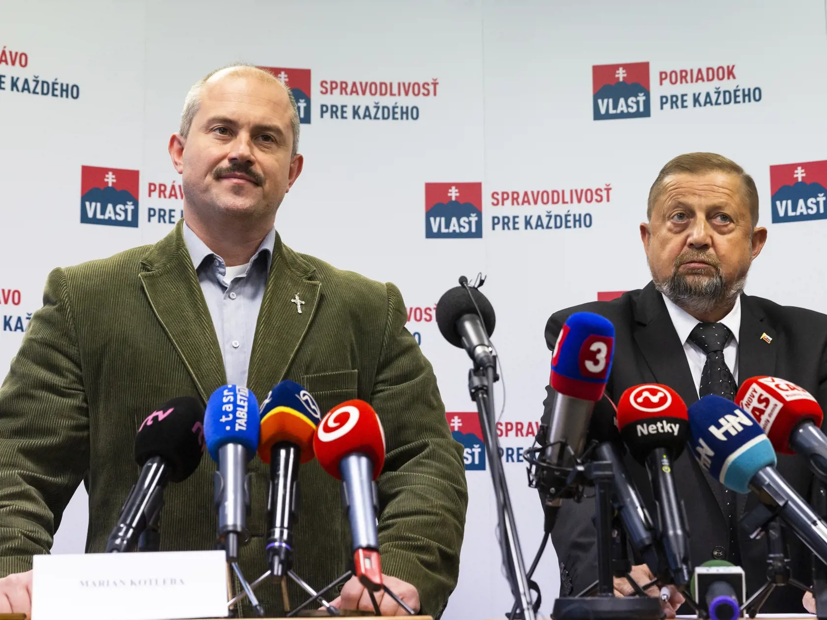 Na snímke predseda strany ĽSNS Marian Kotleba (vľavo) počas tlačovej konferencie po rokovaní s lídrom mimoparlamentnej strany Vlasť Štefanom Harabinom (vpravo) v centrále strany Vlasť v Bratislave 14. novembra 2019. FOTO TASR – Jaroslav Novák