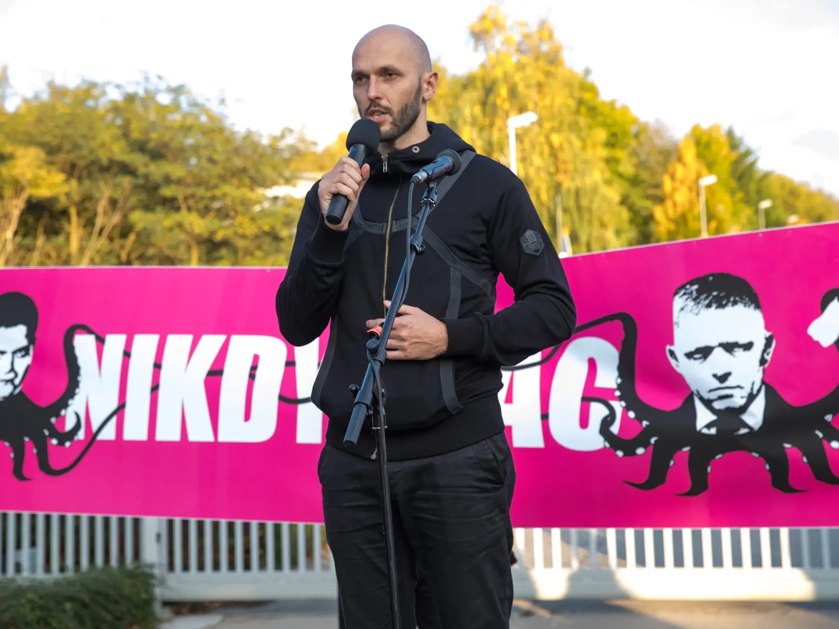 Protestné zhromaždenie pred vjazdom k domu podnikateľa Jaroslava Haščáka v Záhorskej Bystrici. Na snímke je Michal Truban.