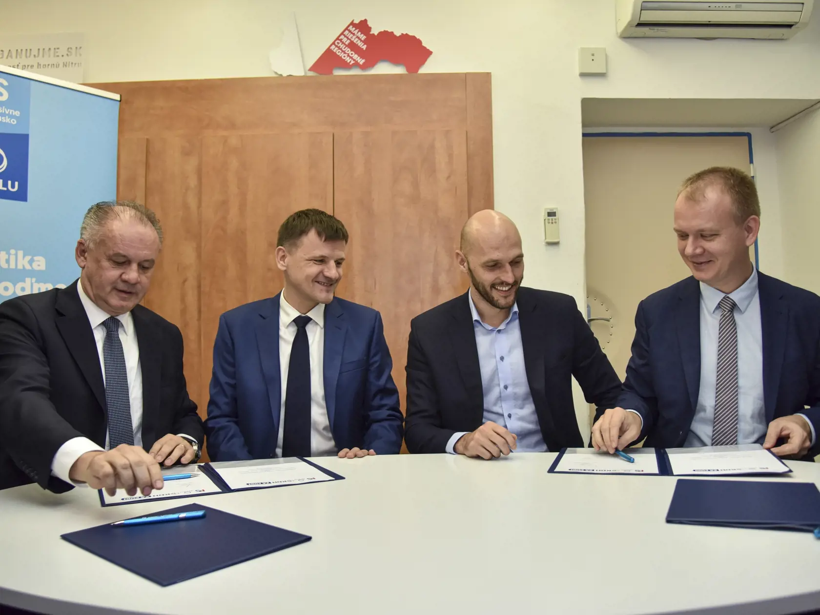 Neparlamentná strana Za ľudí pri podpise dohody o neútočení