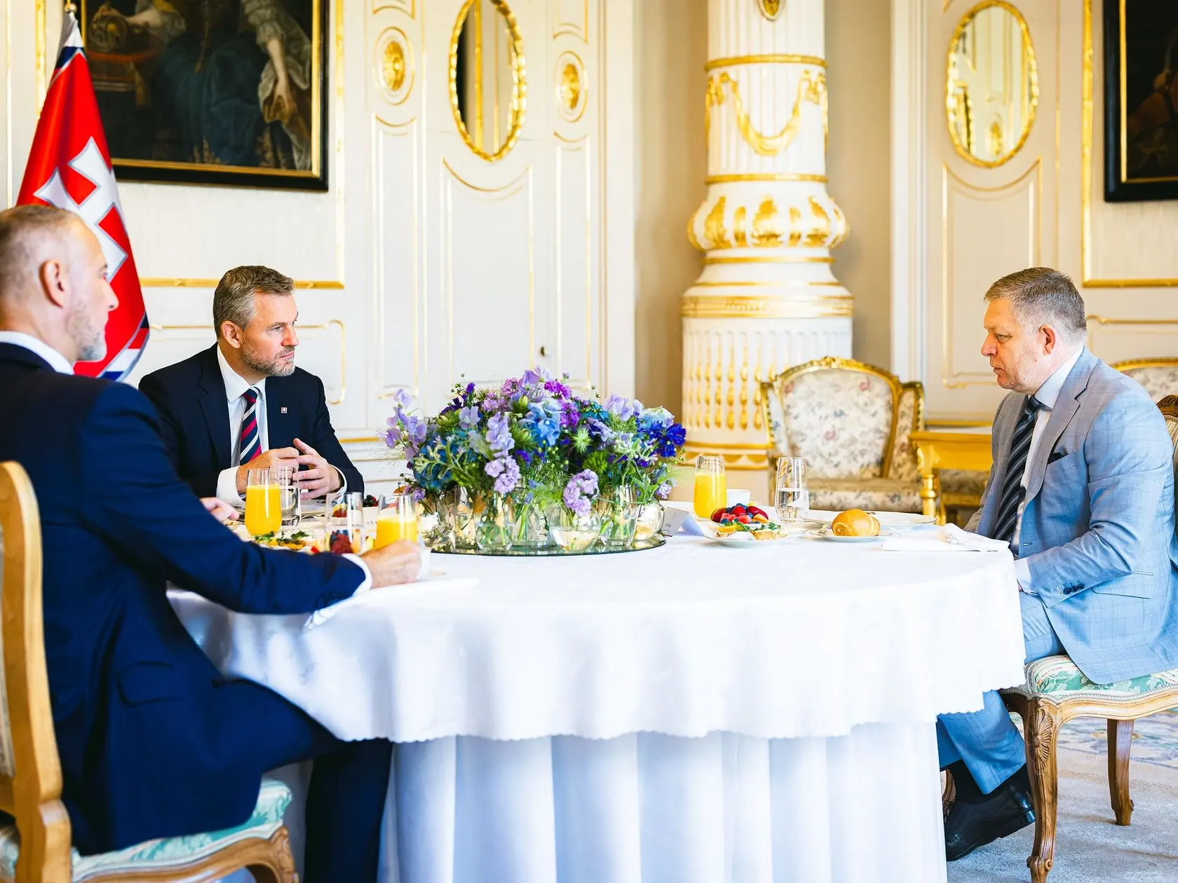 Na snímke prezident SR Peter Pellegrini (uprostred), predseda Národnej rady (NR) SR Richard Raši (vľavo, Hlas-SD) a premiér SR Robert Fico (Smer-SD) počas stretnutia troch najvyšších ústavných činiteľov v Prezidentskom paláci v Bratislave vo štvrtok 12. júna 2025. Prezident SR Peter Pellegrini zvolal vo štvrtok ráno v Prezidentskom paláci pracovné stretnutie troch najvyšších ústavných činiteľov. Prediskutovali otázky domácej aj zahraničnej politiky. Hlava štátu zvolá na budúci týždeň aj okrúhly stôl predsedov parlamentných politických strán k otázke navyšovania výdavkov na bezpečnosť a obranu pred júnovým samitom NATO v Haagu. FOTO TASR - Kancelária Prezidentského paláca