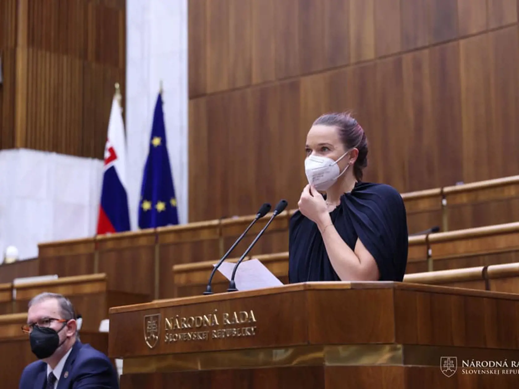 Ružový október je mesiacom boja proti rakovine prsníka. Extenistka si to pripomenula zmenou imidžu, vďaka ktorej bola v parlamente neprehliadnuteľná. Tabák si totiž nafarbila vlasy na ružovo.