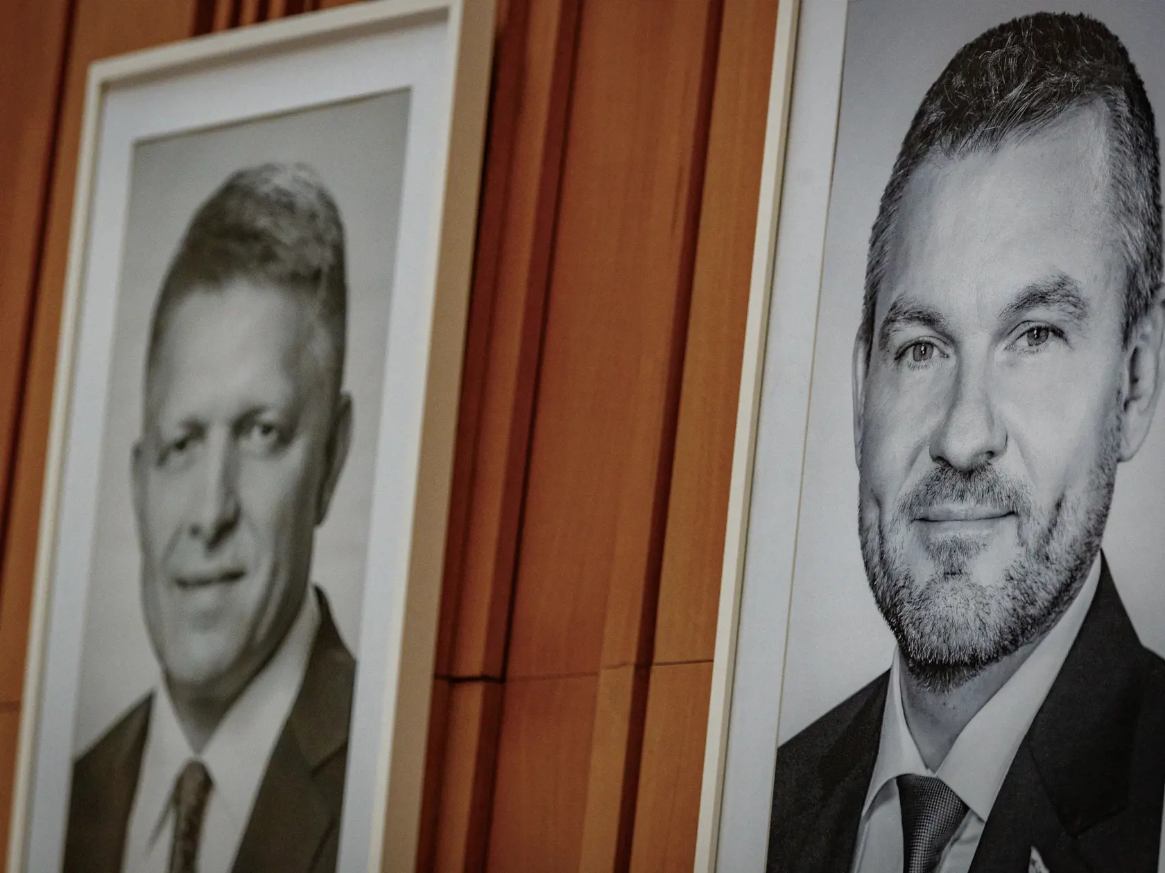 POD TLAKOM Vyčerpaného predsedu Smeru odviezla sanitka ešte pred začiatkom slávnostného snemu.