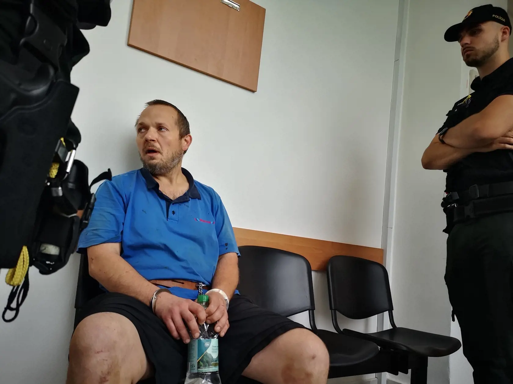 Poliak Mariusz si na súde udržiaval kamennú tvár, nedával najavo emócie.  Na nohách a rukách mu bolo vidieť výrazné modriny a odreniny po nehode pri ktorej prišli o život 2 hasiči.