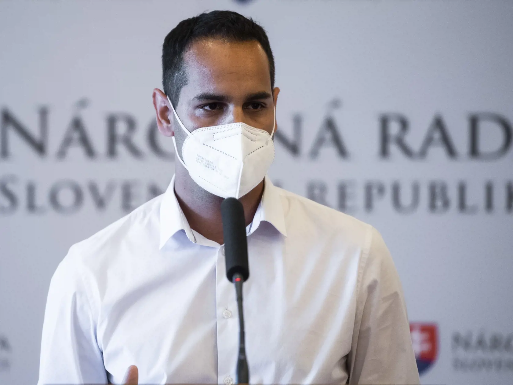 Na snímke poslanec Národnej rady (NR) SR Ján Herák sa vzdáva poslaneckého mandátu počas tlačovej konferencie.