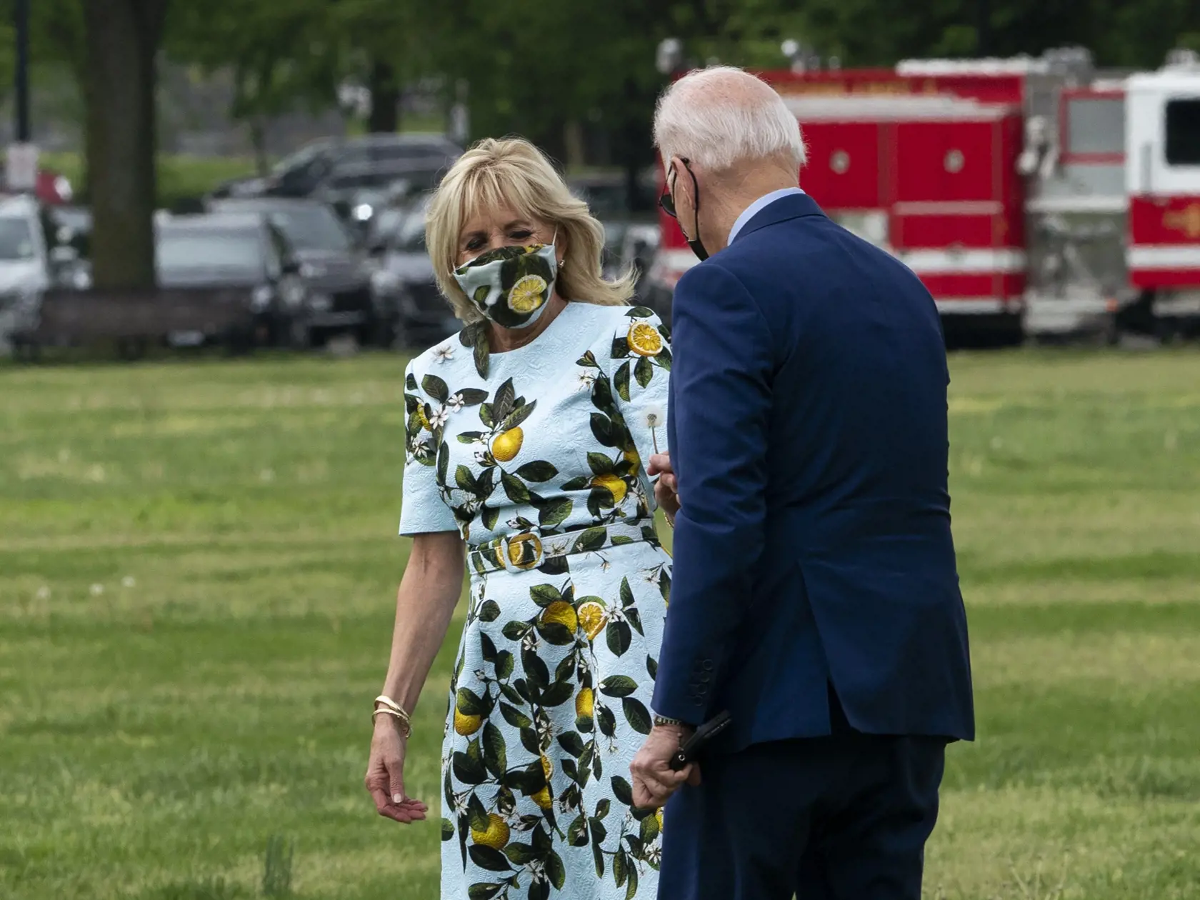 Americký prezident Joe Biden venuje odtrhnutú púpavu prvej dáme na trávniku pri Bielom dome vo Washingtone.