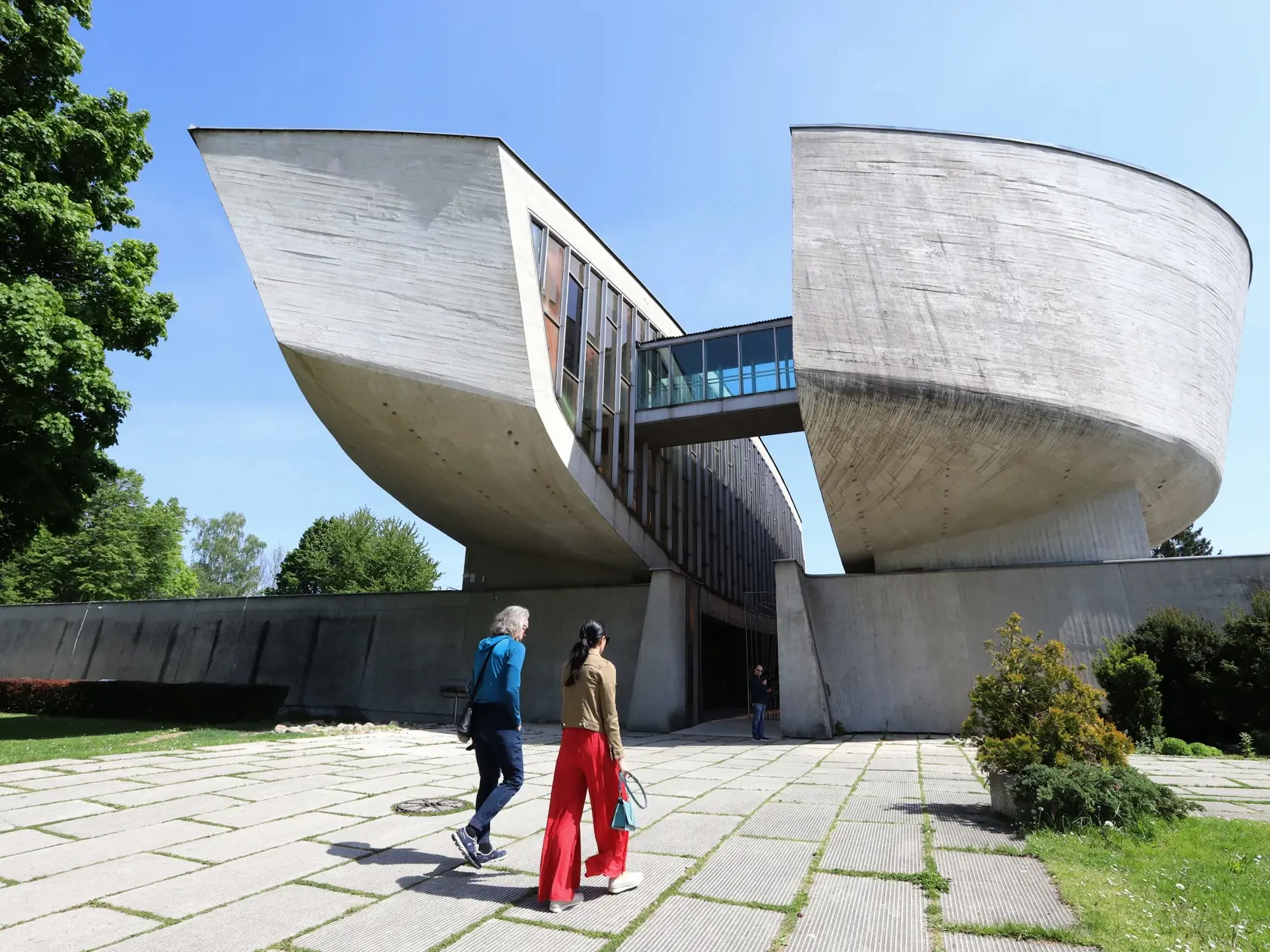 Na snímke Pamätník Slovenského národného povstania (SNP) v Banskej Bystrici v pondelok 29. apríla 2024. Múzeum SNP v pondelok slávnostne sprístupnilo novovybudované priestory Otvoreného depozitára. Verejnosť, pre ktorú ho otvorí 1. mája, bude mať príležitosť vidieť doteraz nevystavené vzácne zbierkové predmety, prostredníctvom nich lepšie porozumieť významu SNP, ale tiež sledovať nové trendy v inovatívnej múzejnej praxi. Depozitár pozostáva z troch častí. Projekt financovali z Grantov EHP vo výš