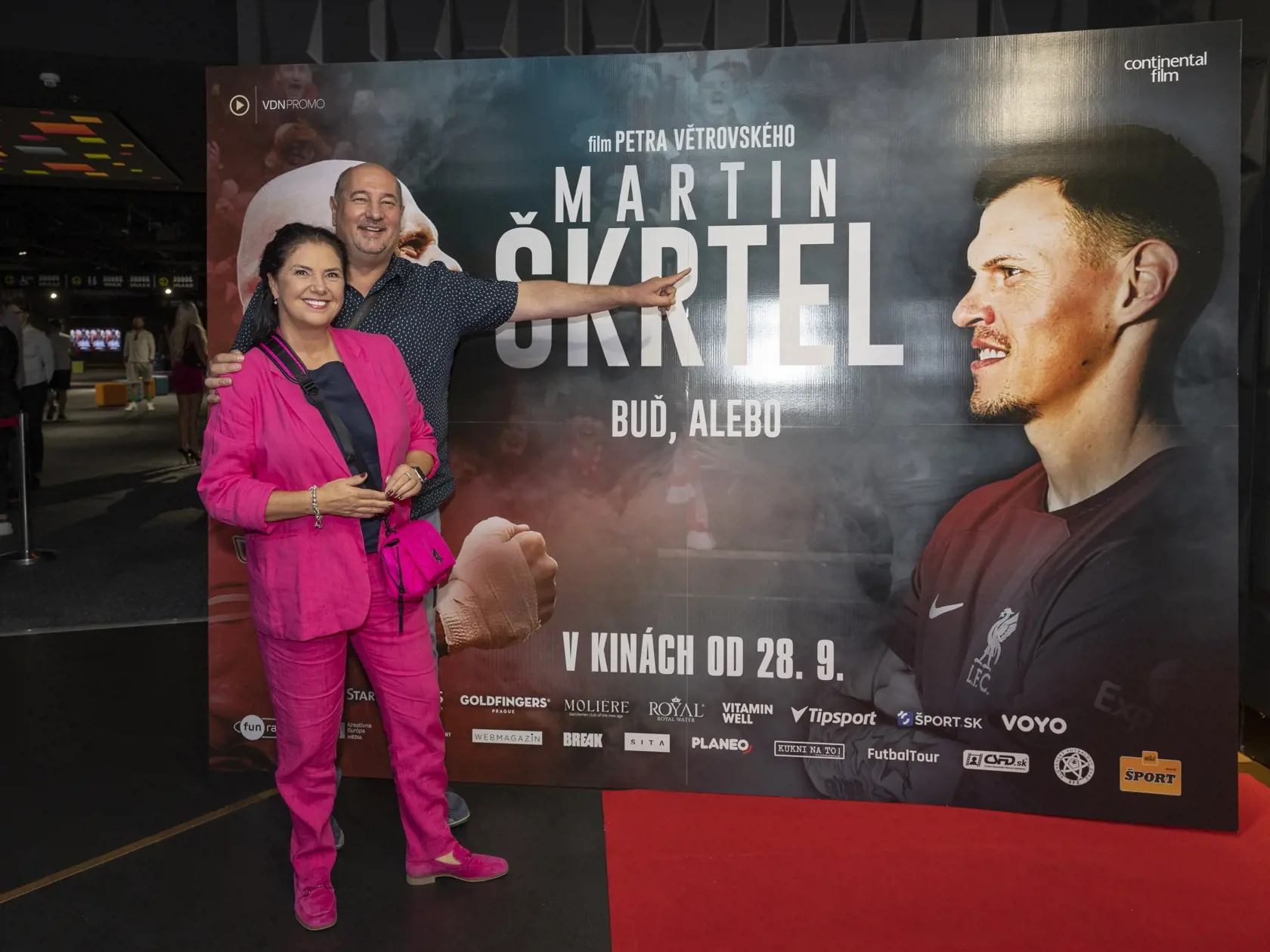 Bratislavská premiéra filmu Buď, alebo o bývalom slovenskom futbalovom reprezentantovi Martinovi Škrtelovi. Na snímke je Iveta Malachovská a Martin Malachovský.