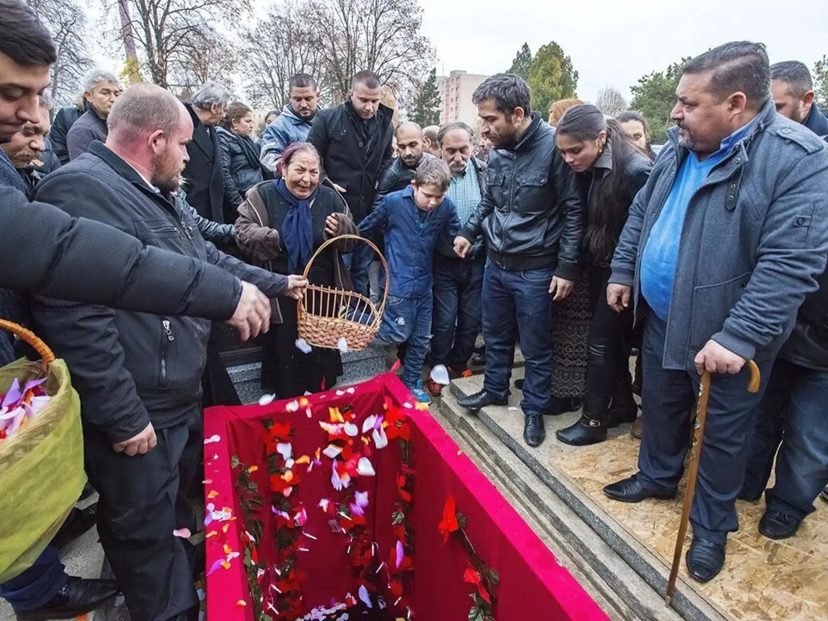 Odborník na rómsku problematiku hovorí, že u nás robia honosné pohreby najmä v okolí Trnavy, Lučenca i Nových Zámkov. Fotografií z nich je však pomenej. "Rómovia sú veľmi poverčiví, boja sa, že nebožtík by potom nenašiel pokoj a vrátil by sa k ním, aby ich strašil." (na zábere hrob trnavského vajdu)