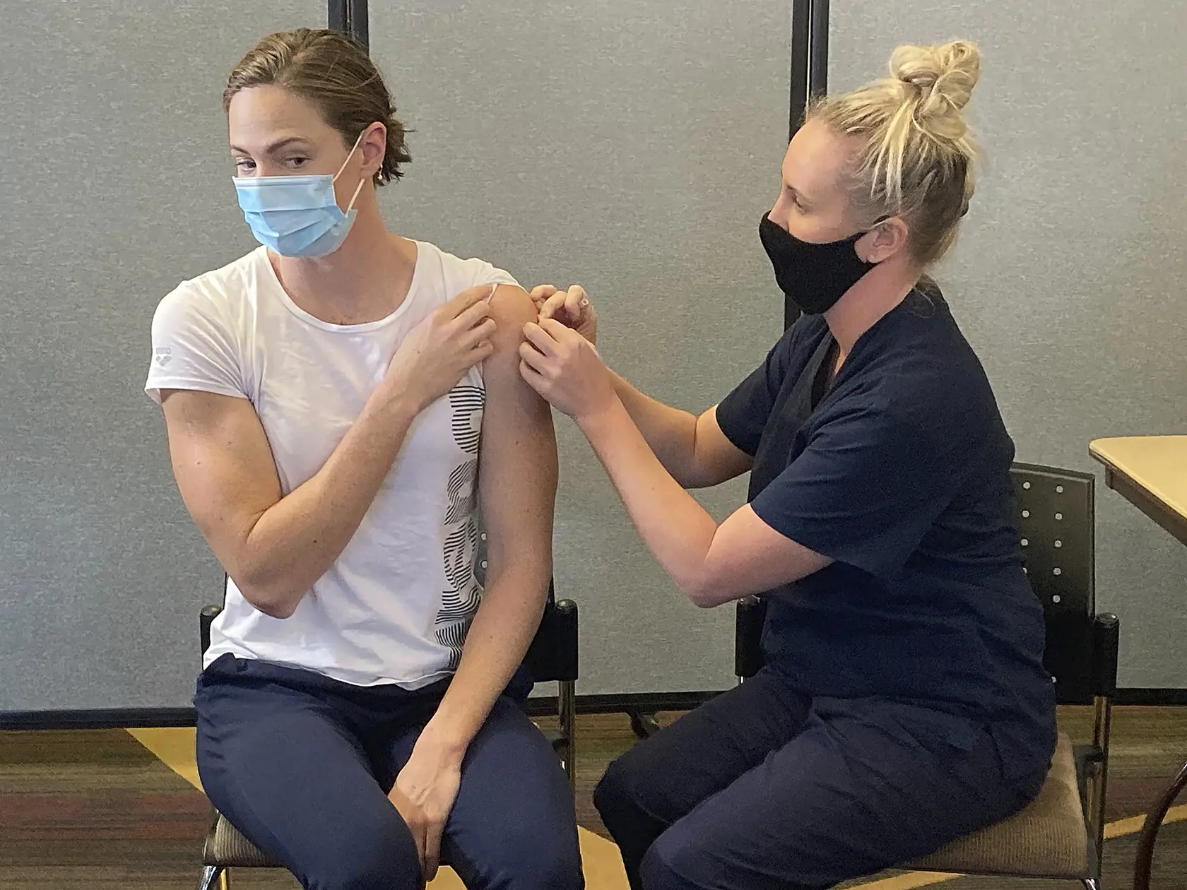 Na snímke austrálska plavkyňa Cate Campbellová počas očkovania vakcínou Pfizer proti ochoreniu COVID-19 na Športovej akadémii v Queenslande v austrálskom Brisbane v pondelok 10. mája 2021.