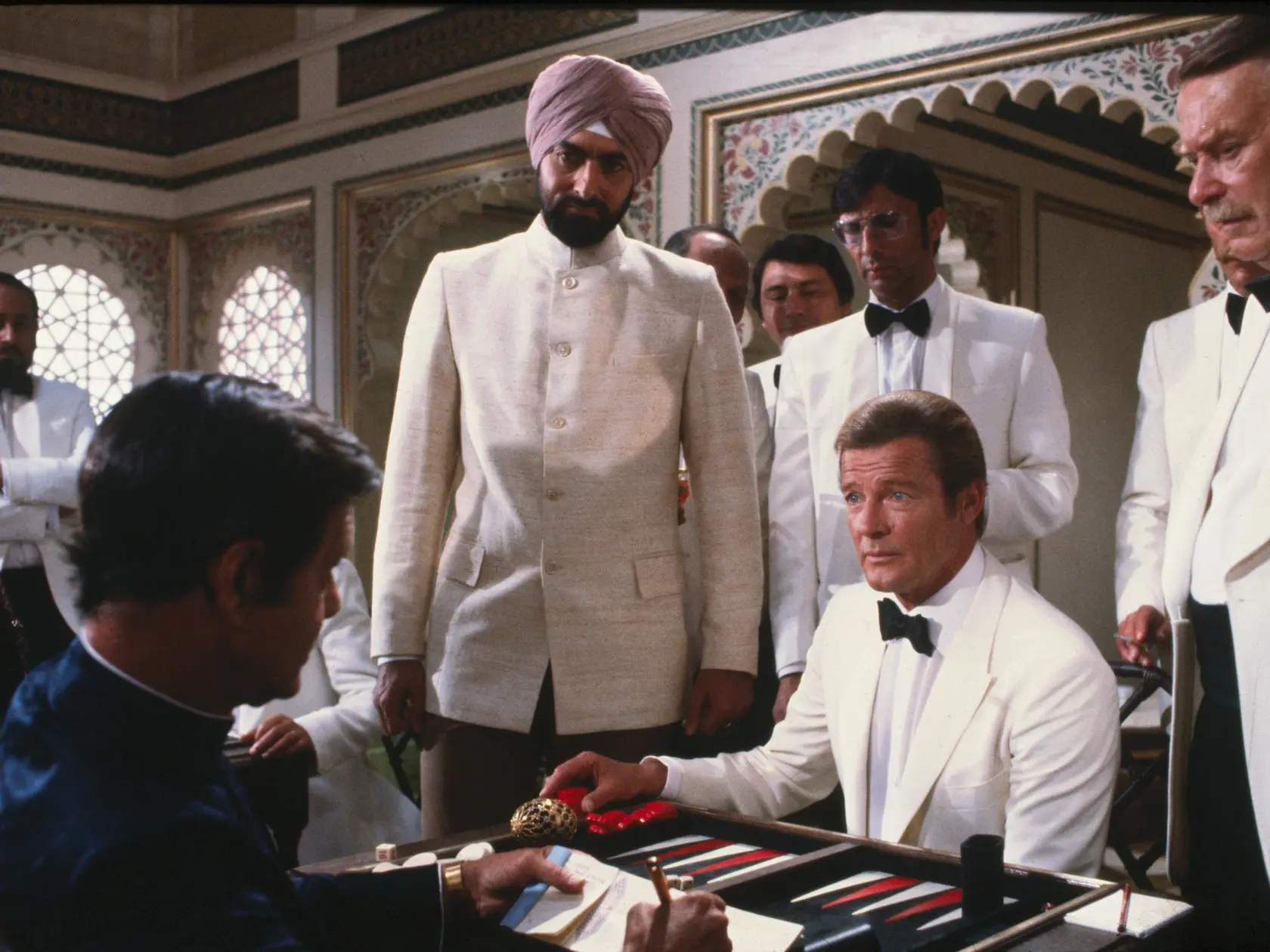 Roger Moore si zahral si aj v Jamesovi Bondovi: Chobotnička, kde hral zabijáka.