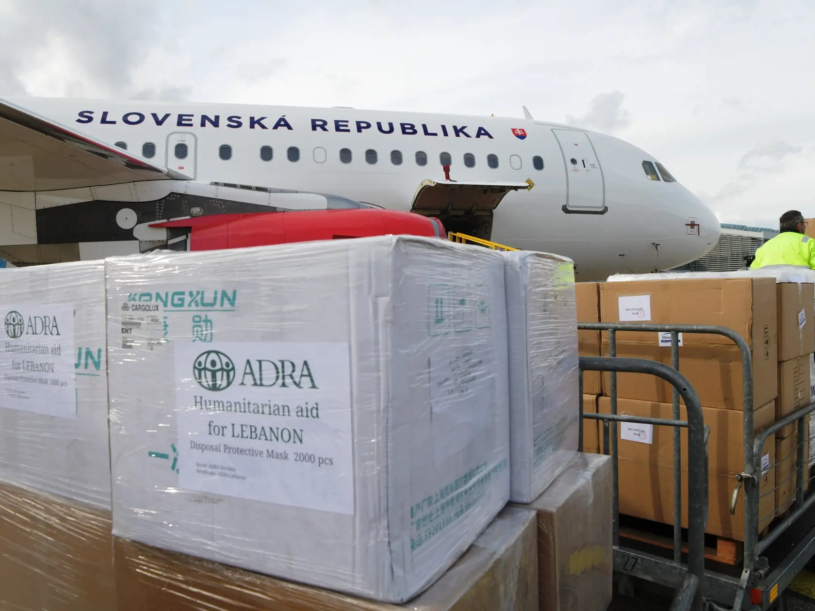 Slovenská republika poslala materiálnu humanitárnu pomoc do nemocnice v libanonskom hlavnom meste Bejrút. Jej celková hodnota je vyše 206.000 eur. V boji proti pandémii ochorenia COVID-19 majú pomôcť FFP2 respirátory, chirurgické rúška a dezinfekčné prostriedky. Prevoz materiálu zabezpečil Letecký útvar MV SR.