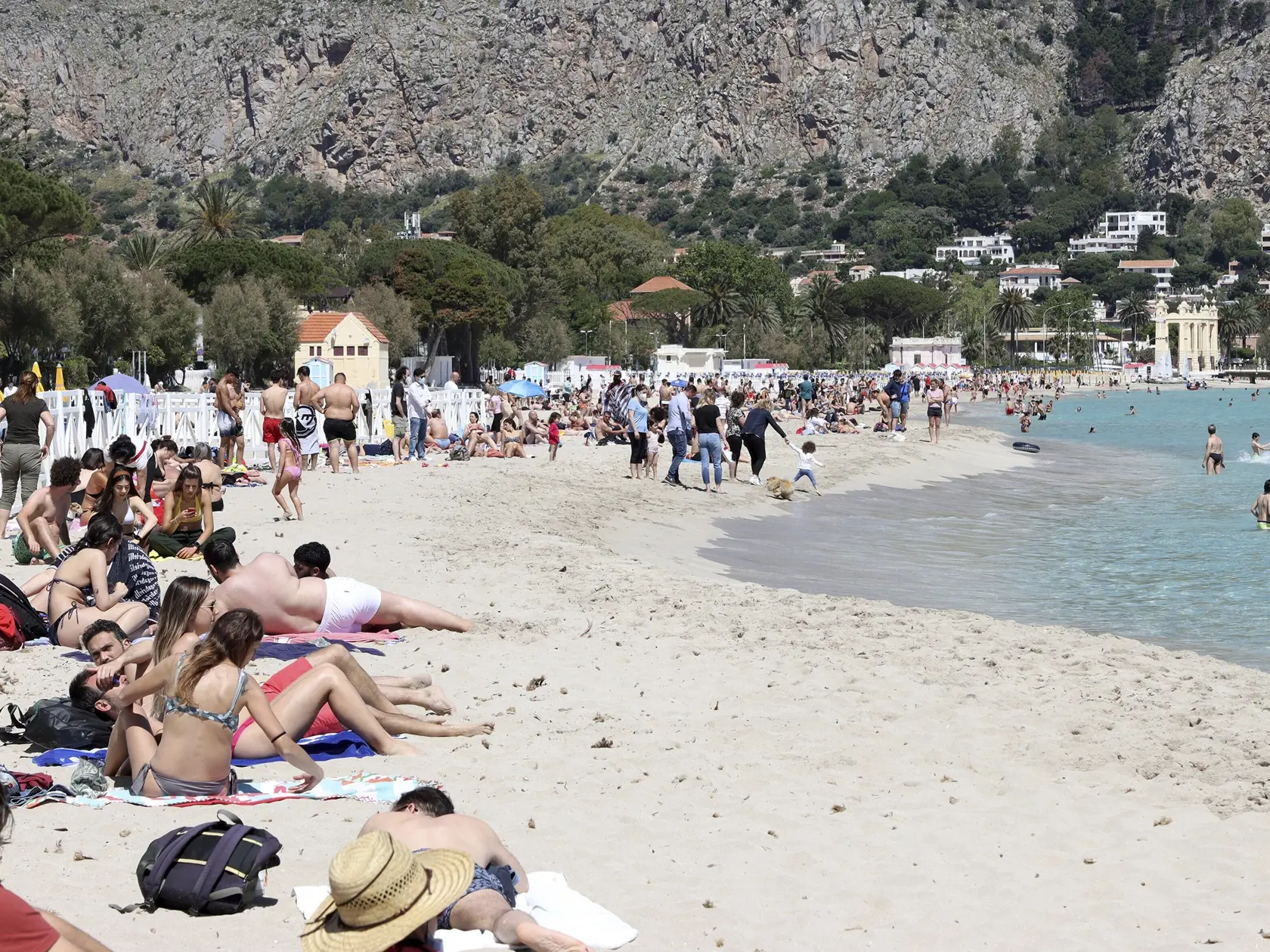 Na snímke pohľad na pláž Mondello po znovuotvorení pláží na Sicílii 16. mája 2021.