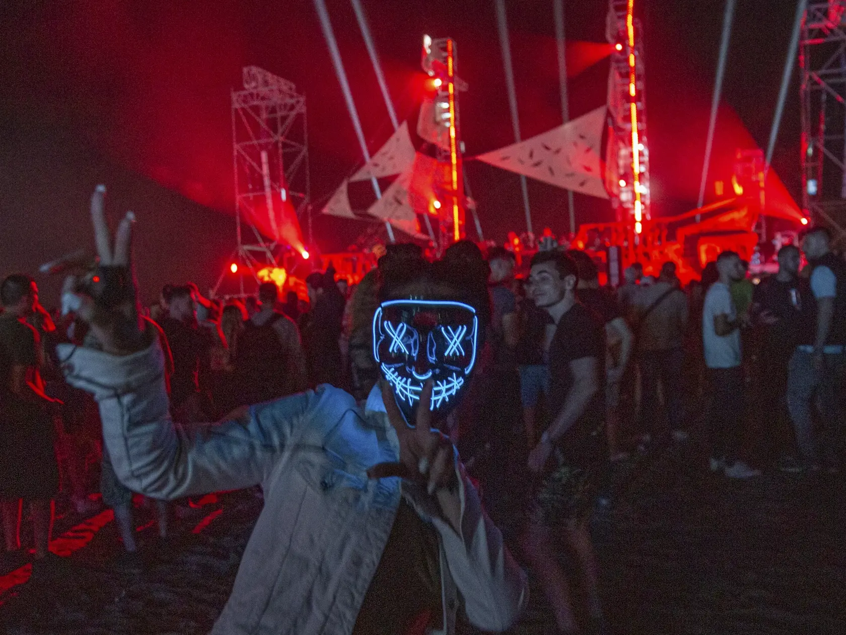 Tisíce medzinárodných fanúšikov s negatívnym testom na Covid-19 počas hudobného festivalu pod otvoreným nebom UNUM 4. júna 2021 v albánskom Shëngjine. Organizátori predali všetkých 10.000 plánovaných vstupeniek s ďalšími žiadosťami od ľudí z celého sveta, ktorí sa snažia zabudnúť na obmedzenia šírenia vírusu COVID-19 a následne si chcú užiť hudbu päť dní na pláži Rana e Hedhun, 75 km severozápadne od Tirany.