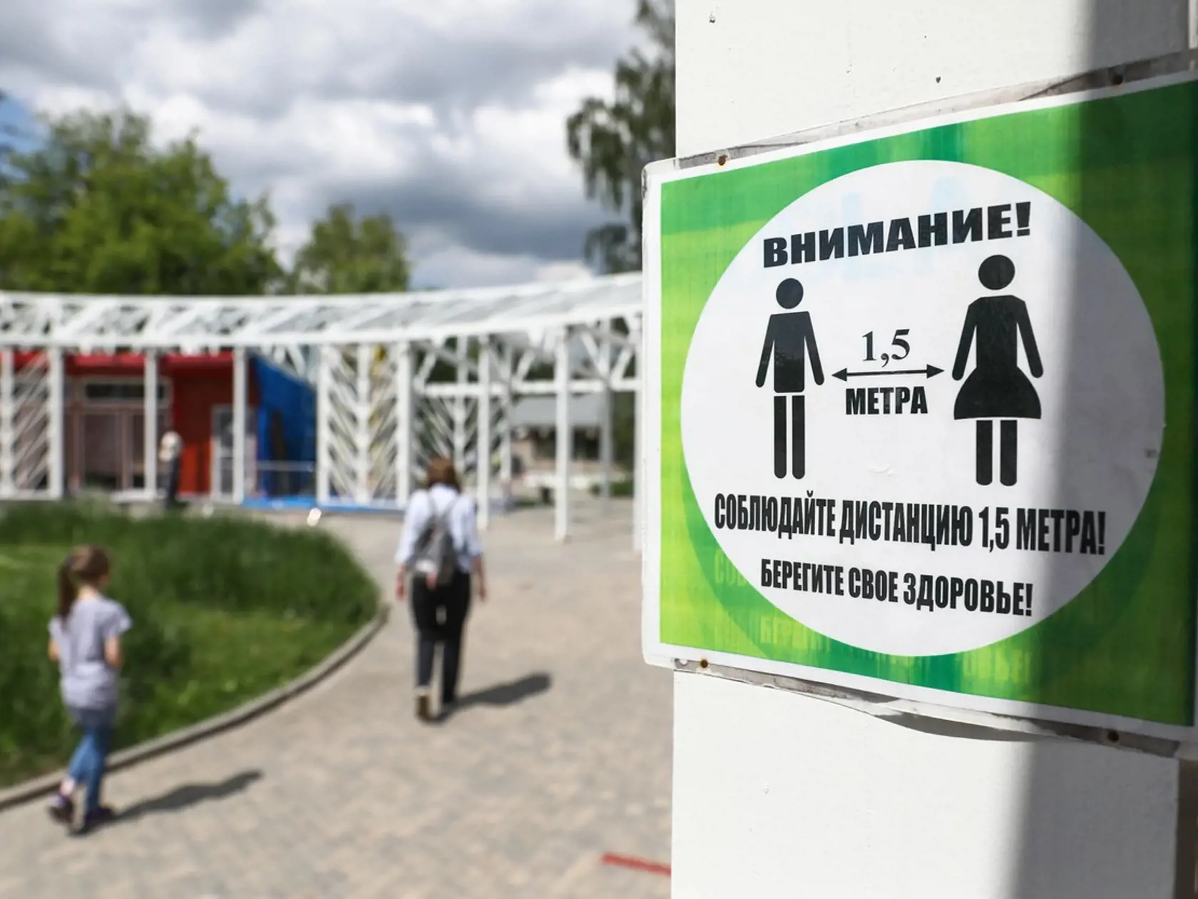 Pandemická situácia v Rusku sa už niekoľko dní zhoršuje. Za uplynulých 24 hodín tam pribudlo 14.723 potvrdených prípadov nákazy novým koronavírusom (deň predtým 13.510), čo predstavuje 50-percentný nárast od začiatku tohto týždňa a najviac od 13. februára.