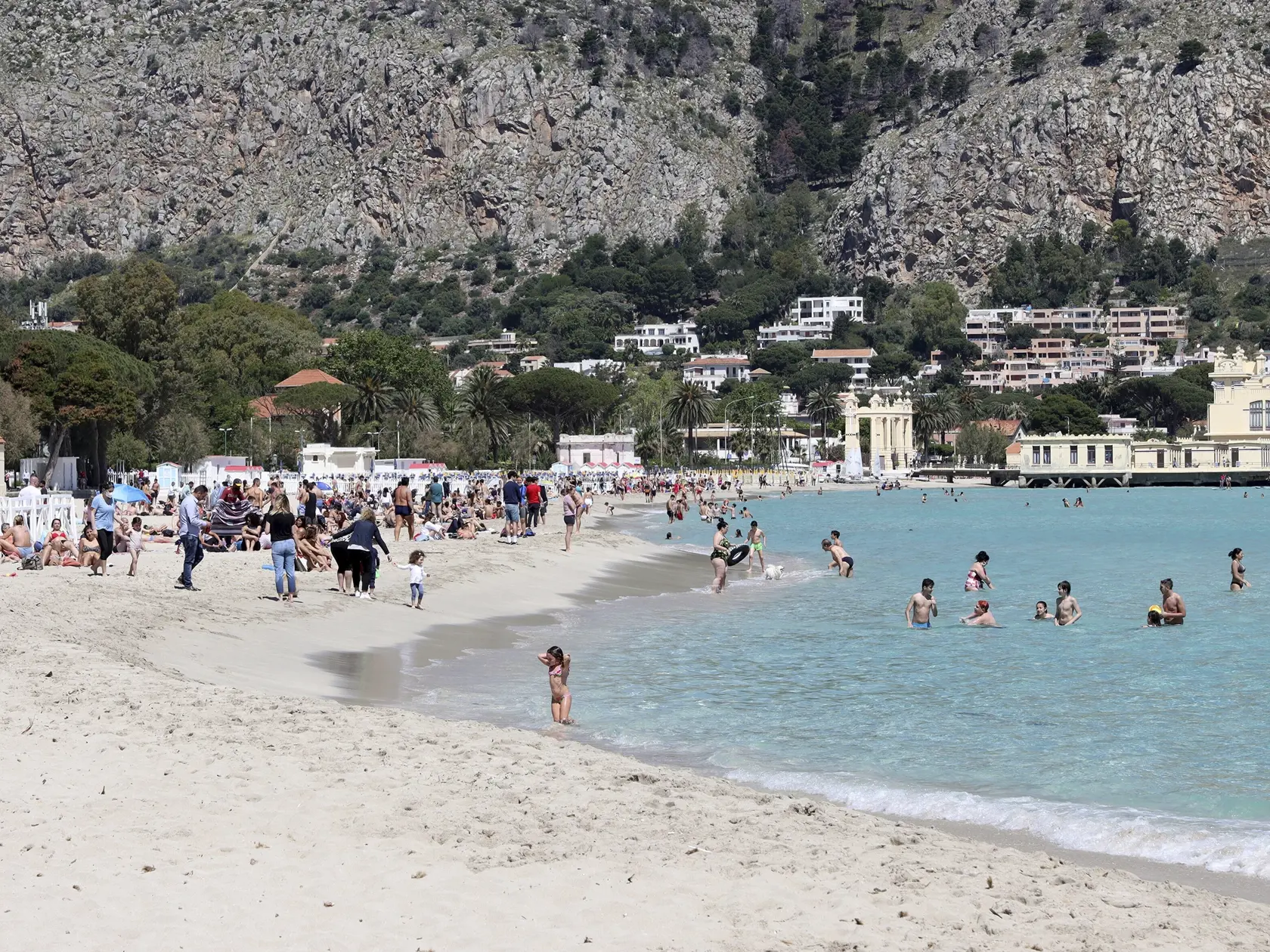 Na snímke pohľad na pláž Mondello po znovuotvorení pláží na Sicílii 16. mája 2021.