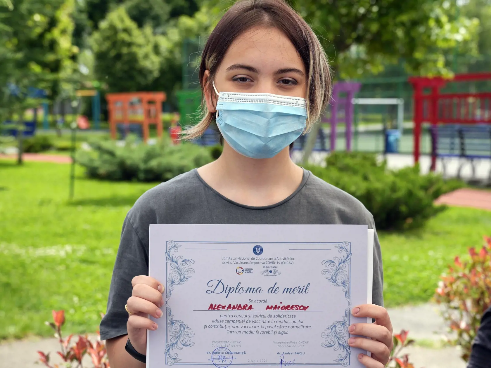 KAlexandra Maiorescuová ukazuje diplom po očkovaní vakcínou od konkorzia Pfizer/BioNtech proti ochoreniu Covid-19, v Bukurešti 2. júna 2021. V Rumunsku odštartovala v stredu očkovacia kampaň proti chorobe COVID-19 pre deti od 12 do 15 rokov.