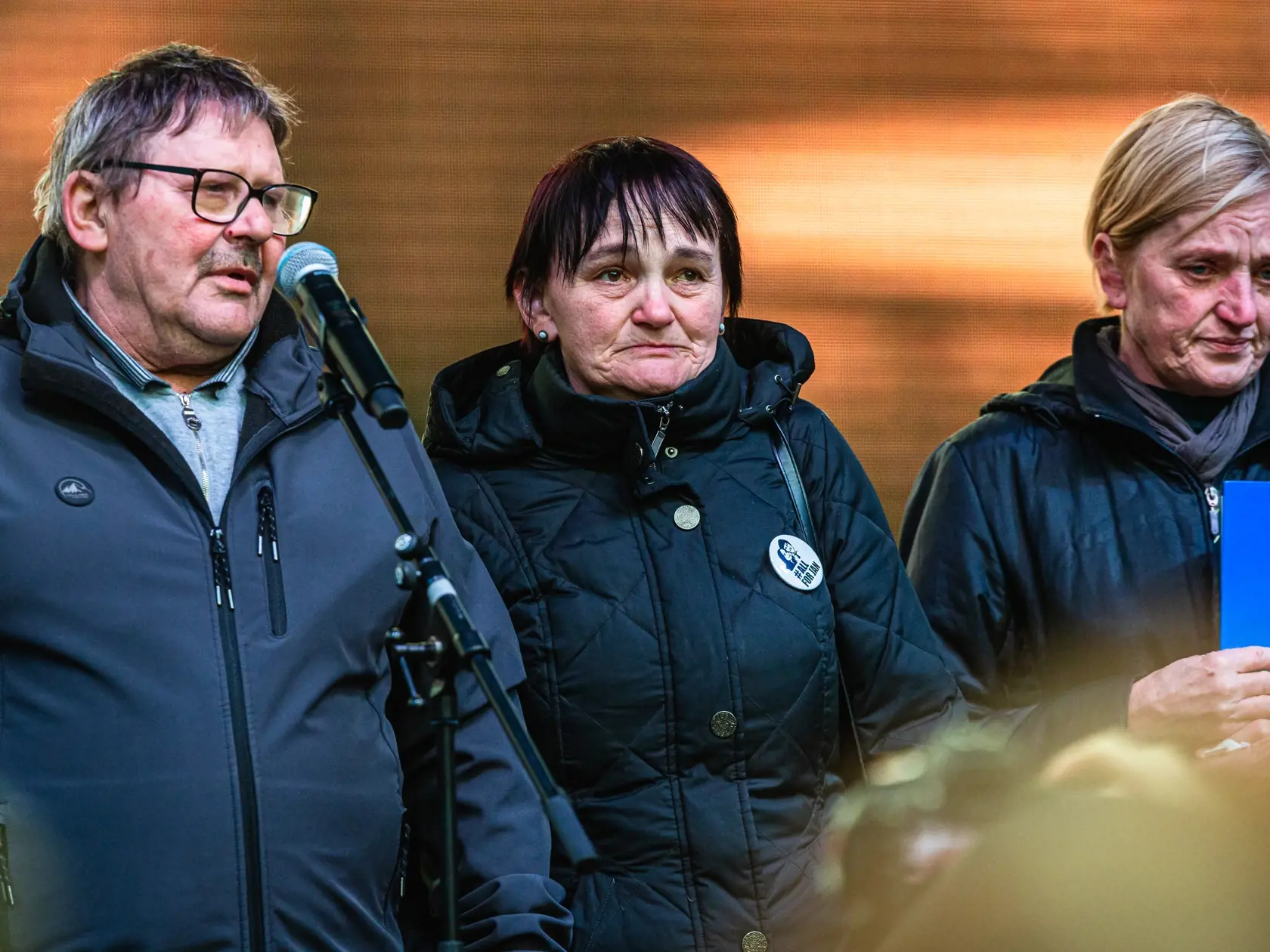 Stovky ľudí prišli v piatok 21. februára zapáliť sviečky na Námestie SNP, kde sa uskutočnili pietne spomienky na počesť Jána Kuciaka († 27) a Martiny Kušnírovej († 27), na ktorých vystúpili umelci, politici, novinári, ako aj rodičia zavraždených. Na snímke rodičia Jána Kuciaka († 27) a Martiny Kušnírovej († 27) rozplakali pri pietnej spomienke nejedného účastníka.